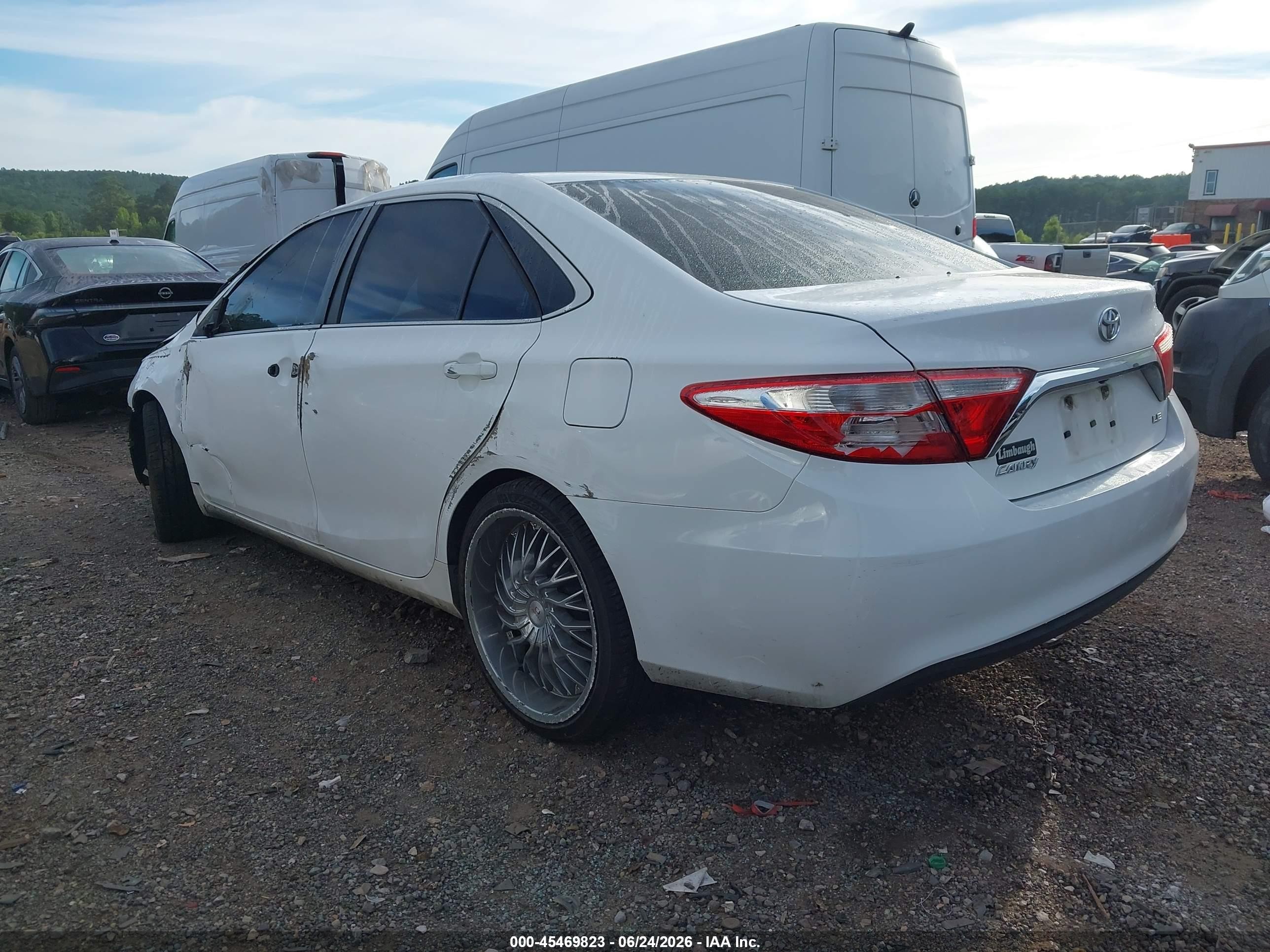 2015 Toyota Camry Le White vin: 4T1BF1FK1FU116035