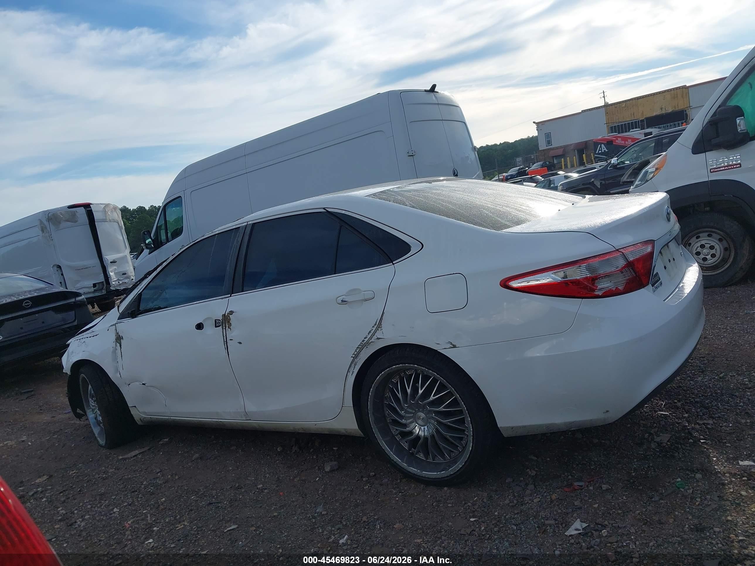 2015 Toyota Camry Le White vin: 4T1BF1FK1FU116035