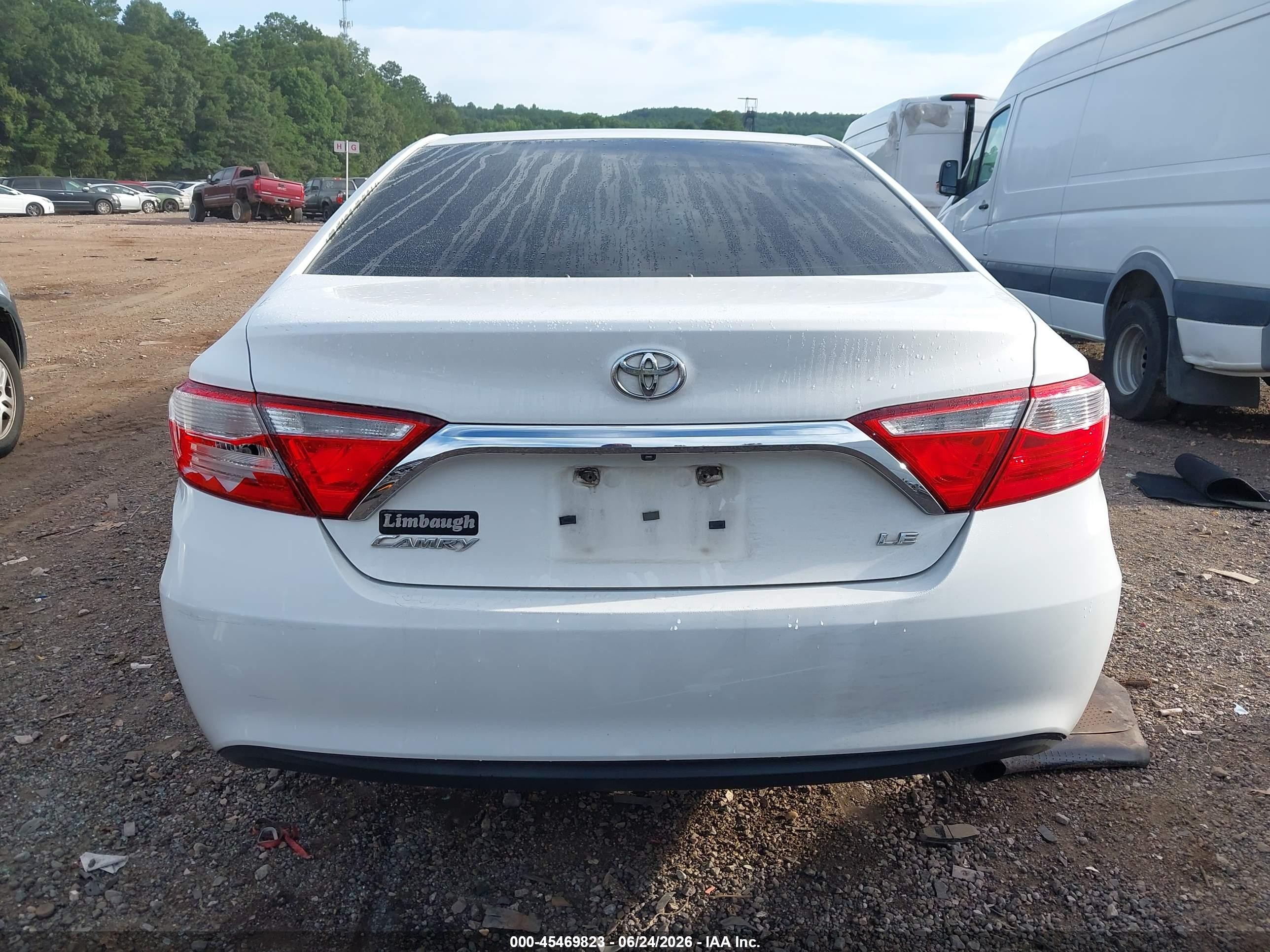 2015 Toyota Camry Le White vin: 4T1BF1FK1FU116035
