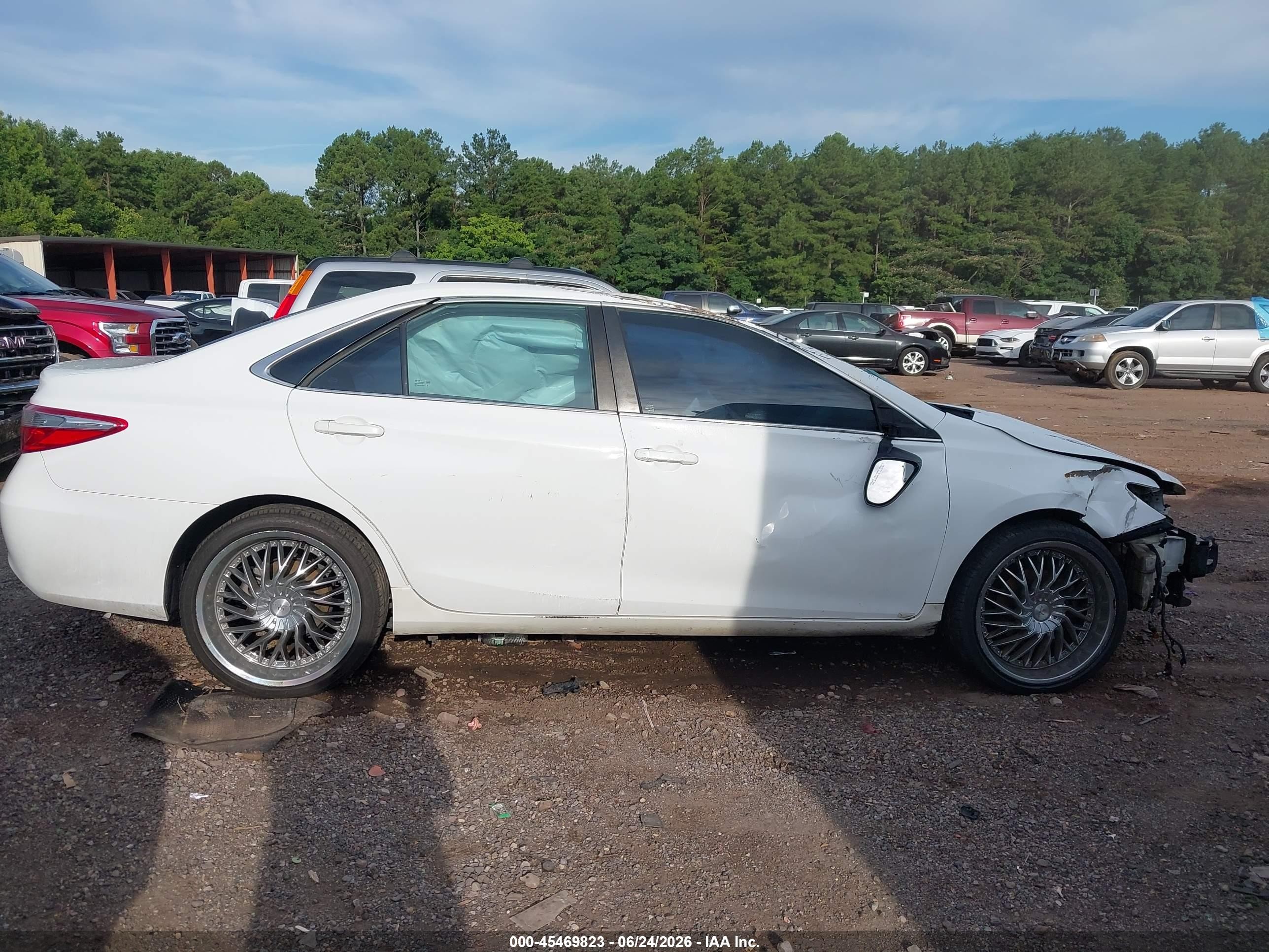 2015 Toyota Camry Le White vin: 4T1BF1FK1FU116035
