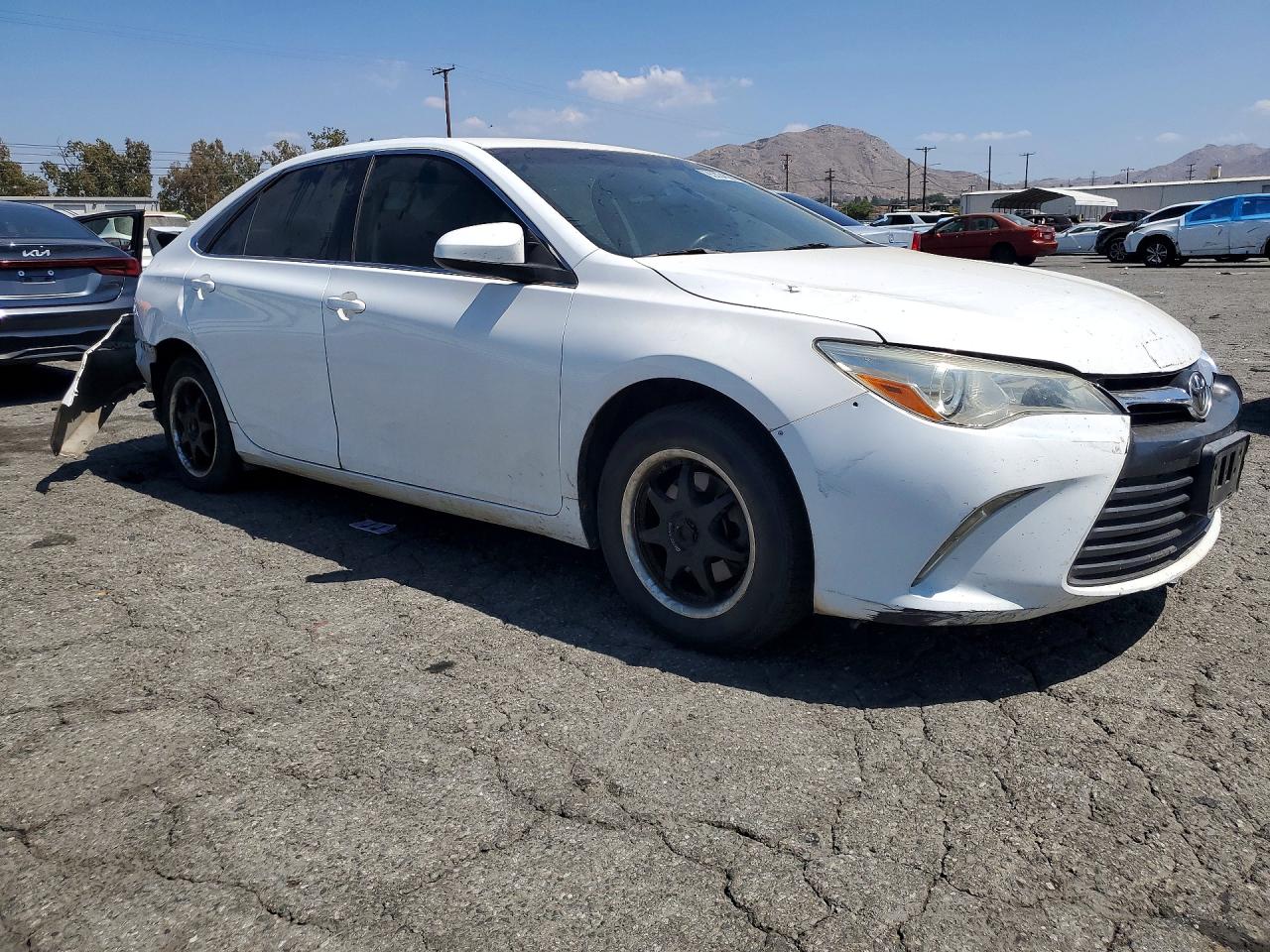 2015 Toyota Camry Le White vin: 4T1BF1FK1FU877907
