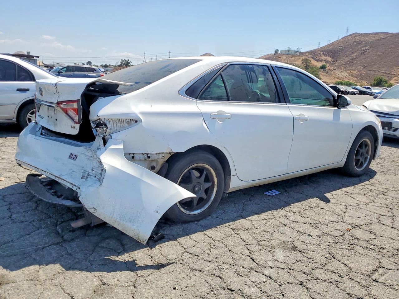 2015 Toyota Camry Le White vin: 4T1BF1FK1FU877907