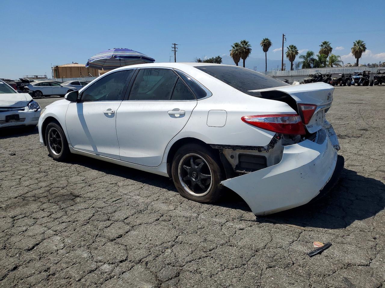 2015 Toyota Camry Le White vin: 4T1BF1FK1FU877907