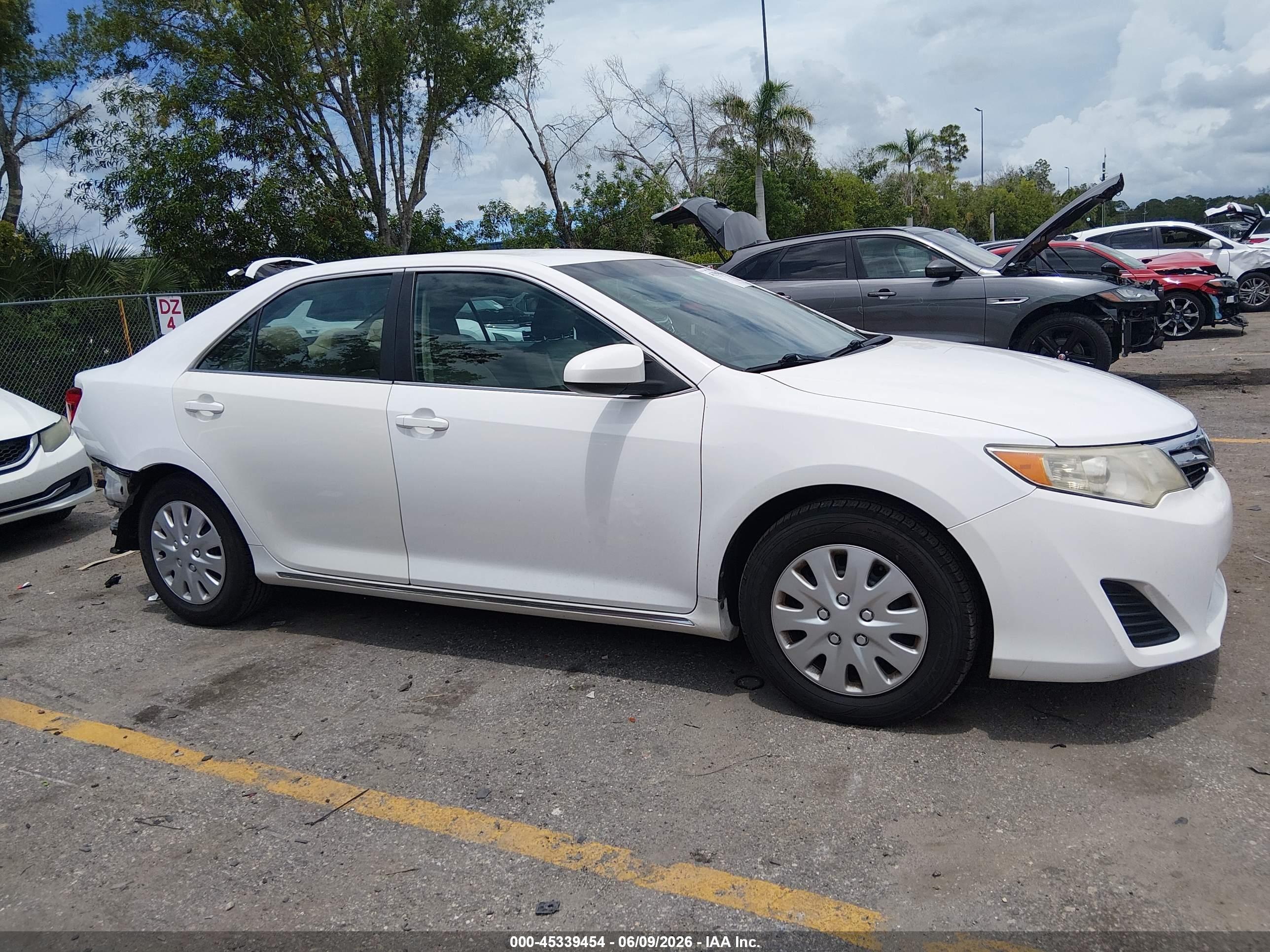2013 Toyota Camry Le White vin: 4T1BF1FK2DU255006