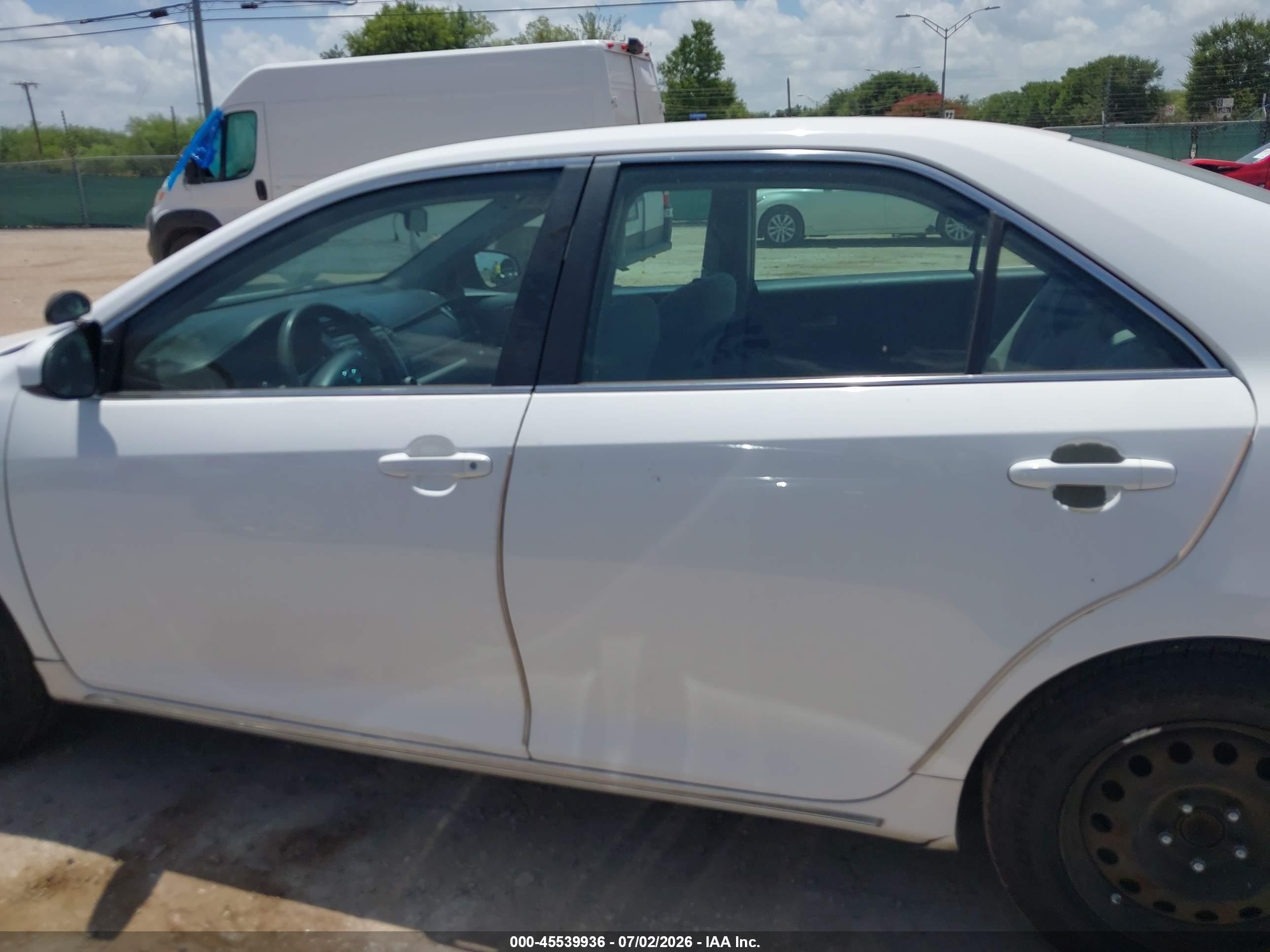 2014 Toyota Camry Le White vin: 4T1BF1FK2EU342163