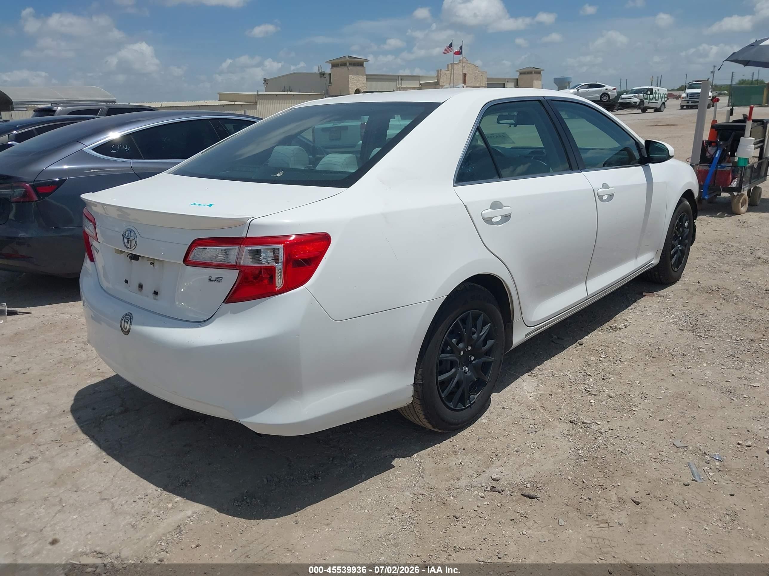2014 Toyota Camry Le White vin: 4T1BF1FK2EU342163