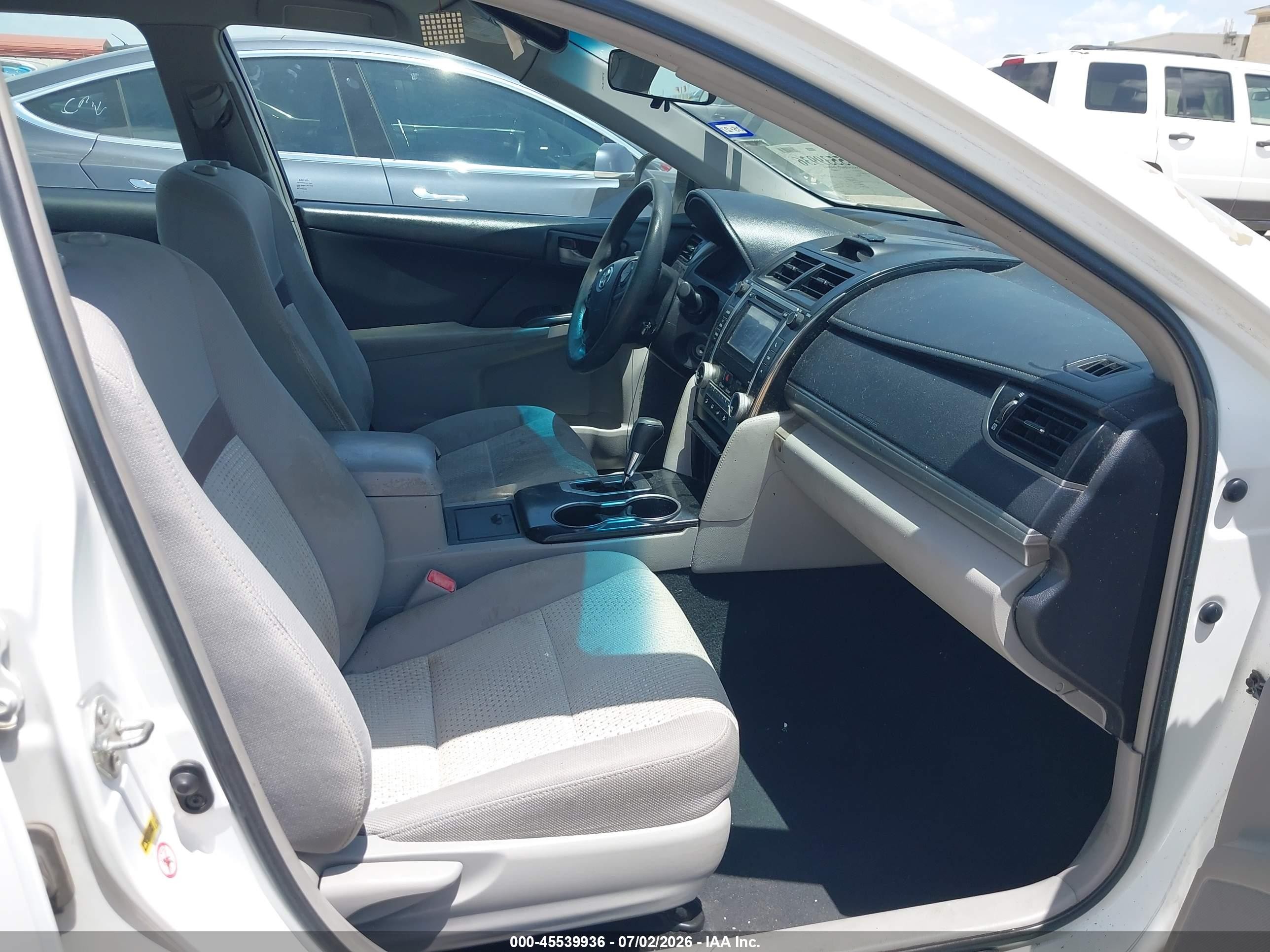 2014 Toyota Camry Le White vin: 4T1BF1FK2EU342163