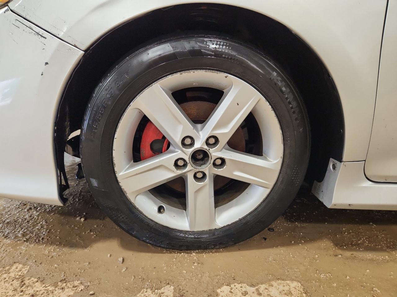 2014 Toyota Camry Se Silver vin: 4T1BF1FK2EU427665 Damage: Left Front Wheel, Curb Rash, > 12 Inches