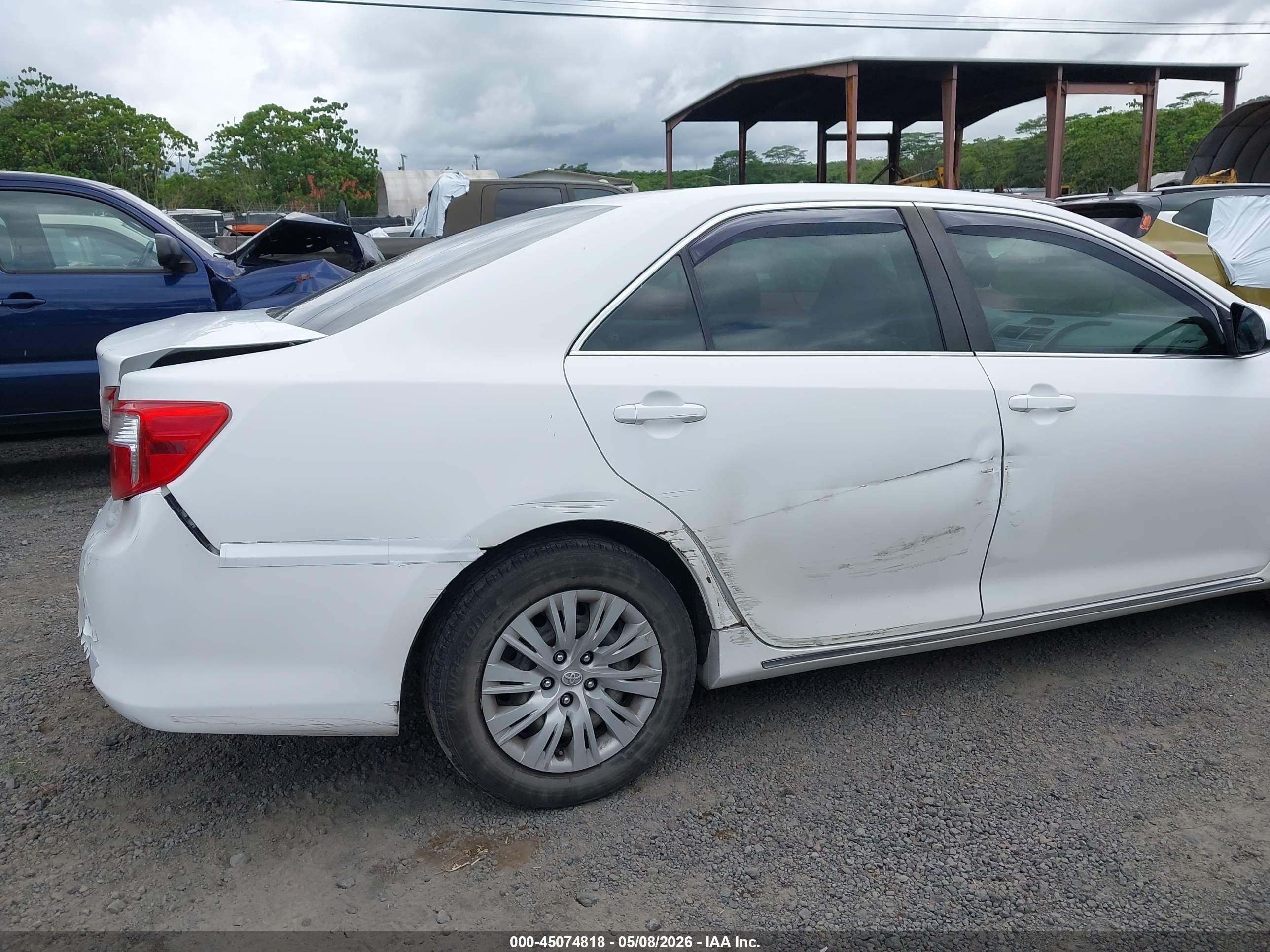 2014 Toyota Camry Le White vin: 4T1BF1FK2EU748265