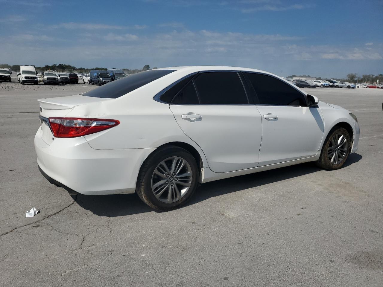 2015 Toyota Camry Le White vin: 4T1BF1FK2FU109918