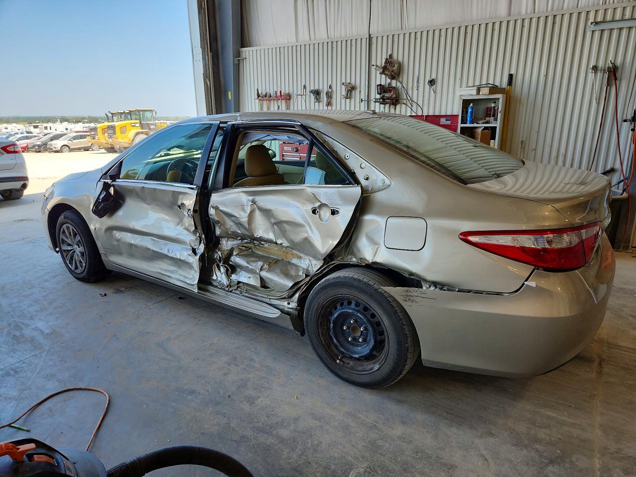 2015 Toyota Camry Le Tan vin: 4T1BF1FK2FU110521