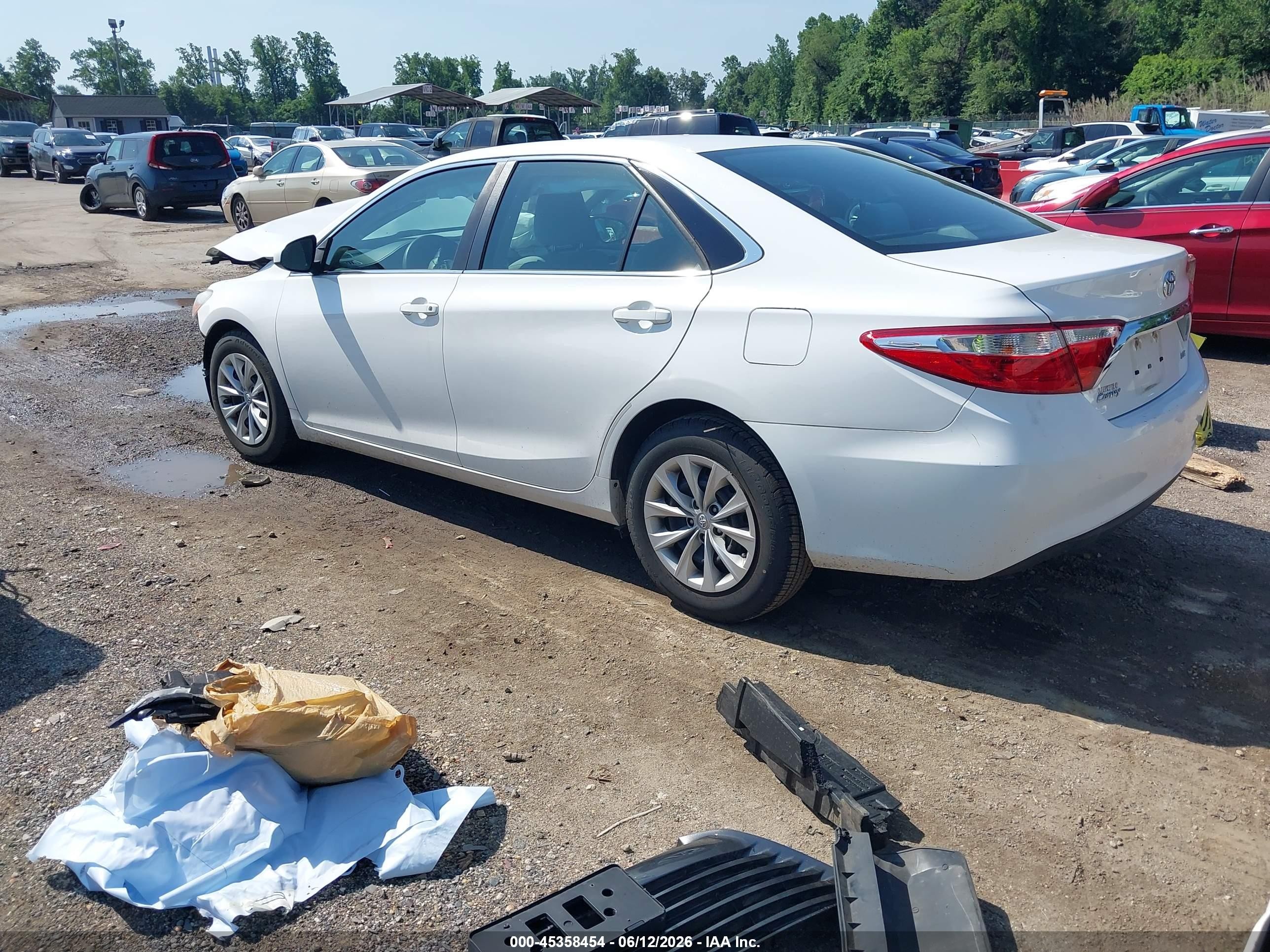 2015 Toyota Camry Le White vin: 4T1BF1FK2FU474843