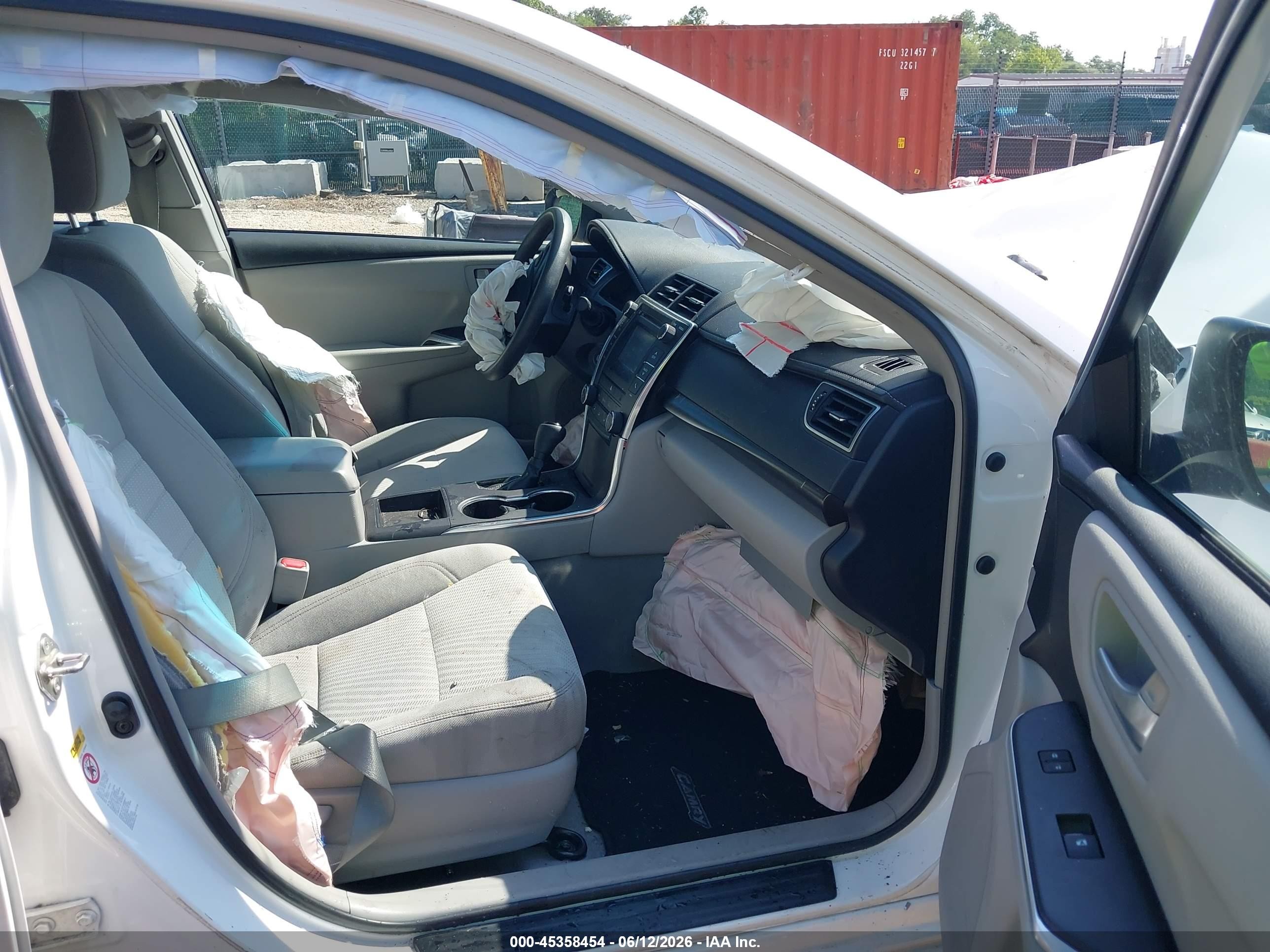 2015 Toyota Camry Le White vin: 4T1BF1FK2FU474843