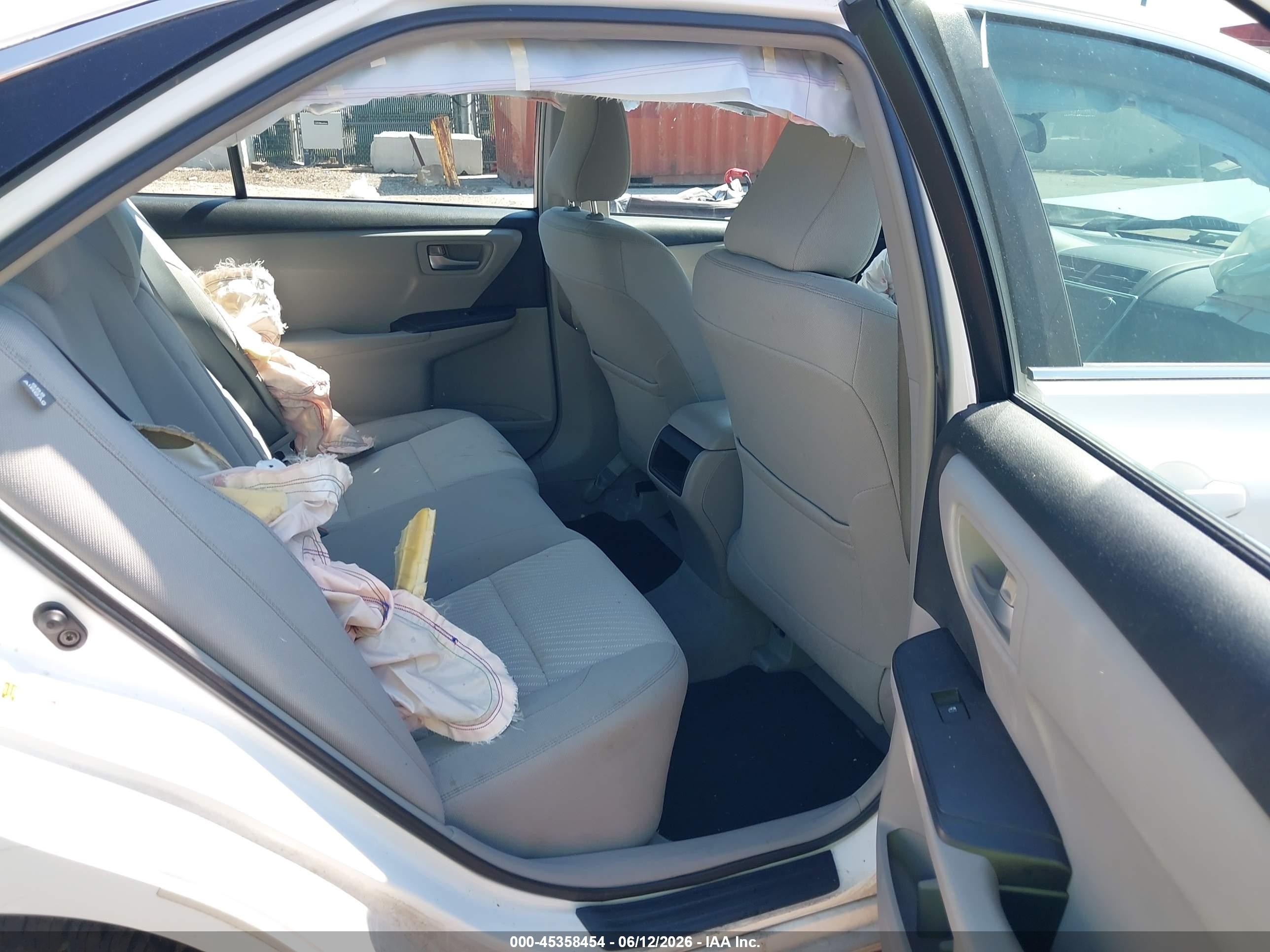 2015 Toyota Camry Le White vin: 4T1BF1FK2FU474843
