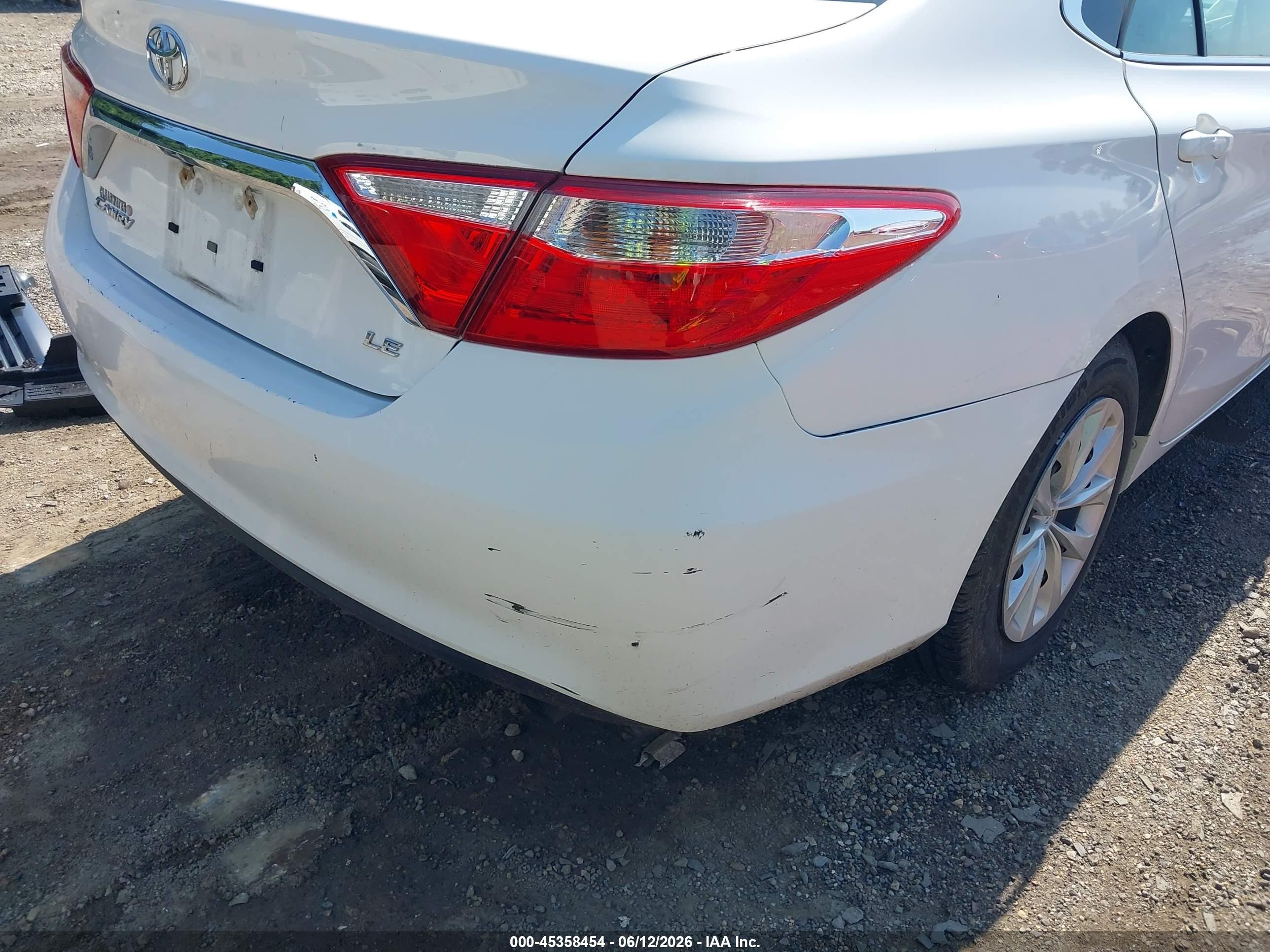 2015 Toyota Camry Le White vin: 4T1BF1FK2FU474843
