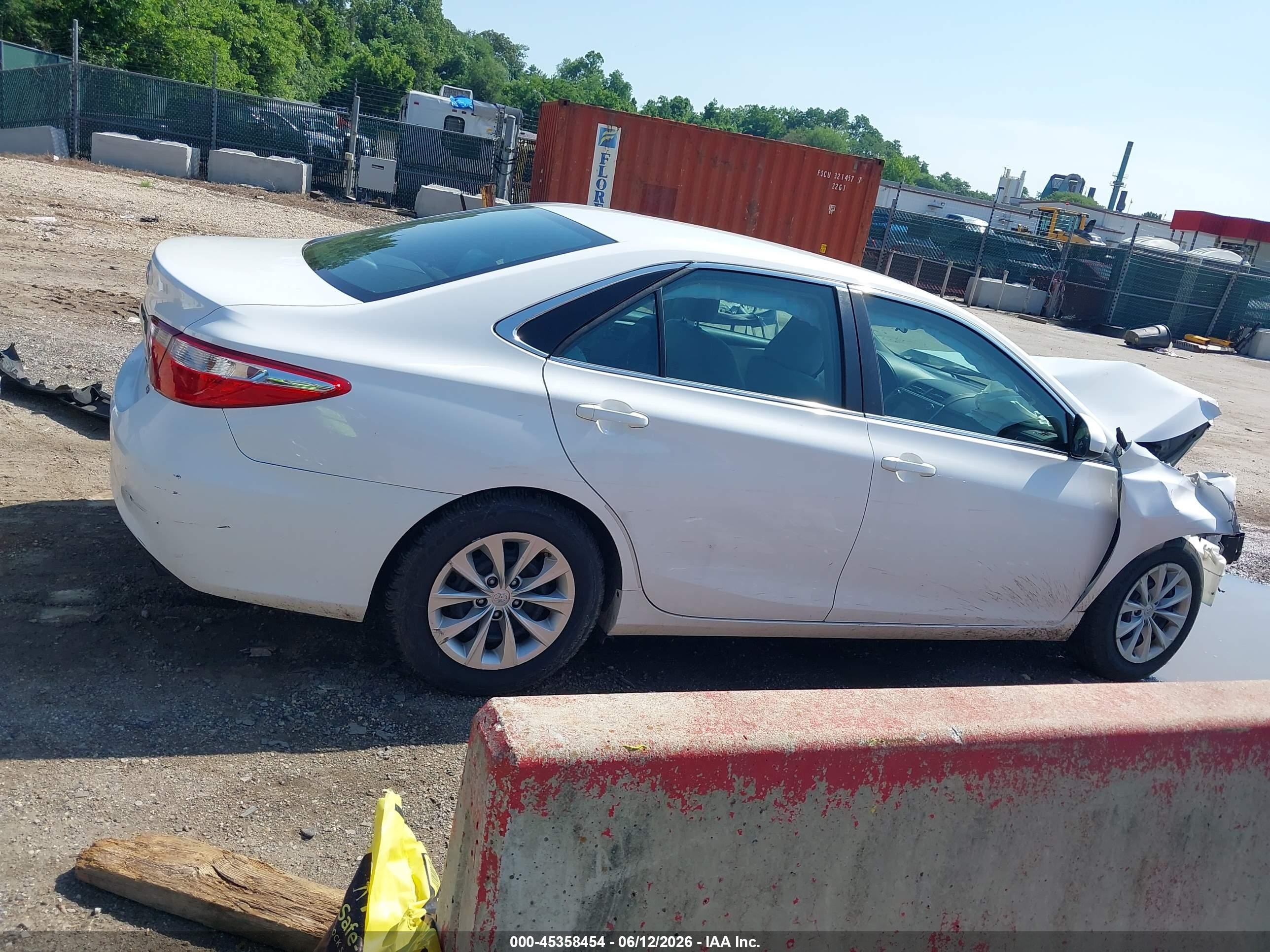 2015 Toyota Camry Le White vin: 4T1BF1FK2FU474843