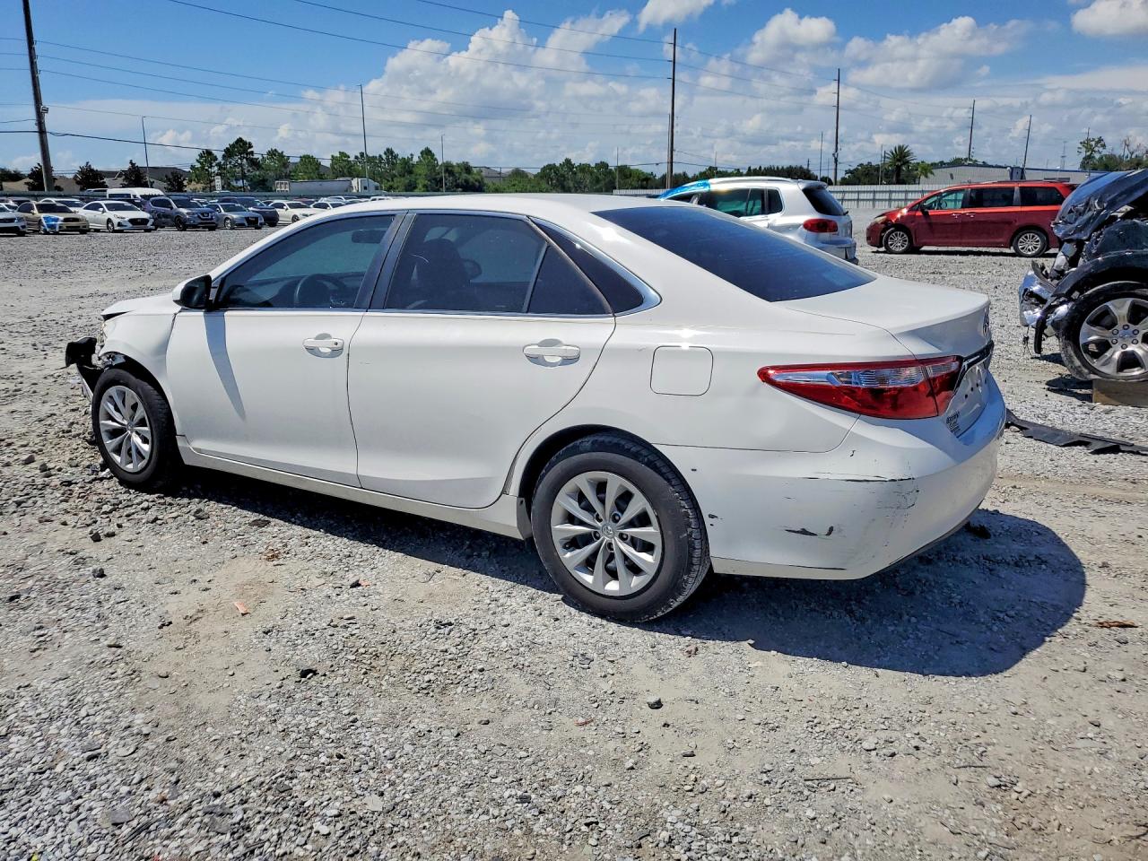 2015 Toyota Camry Le White vin: 4T1BF1FK2FU895378