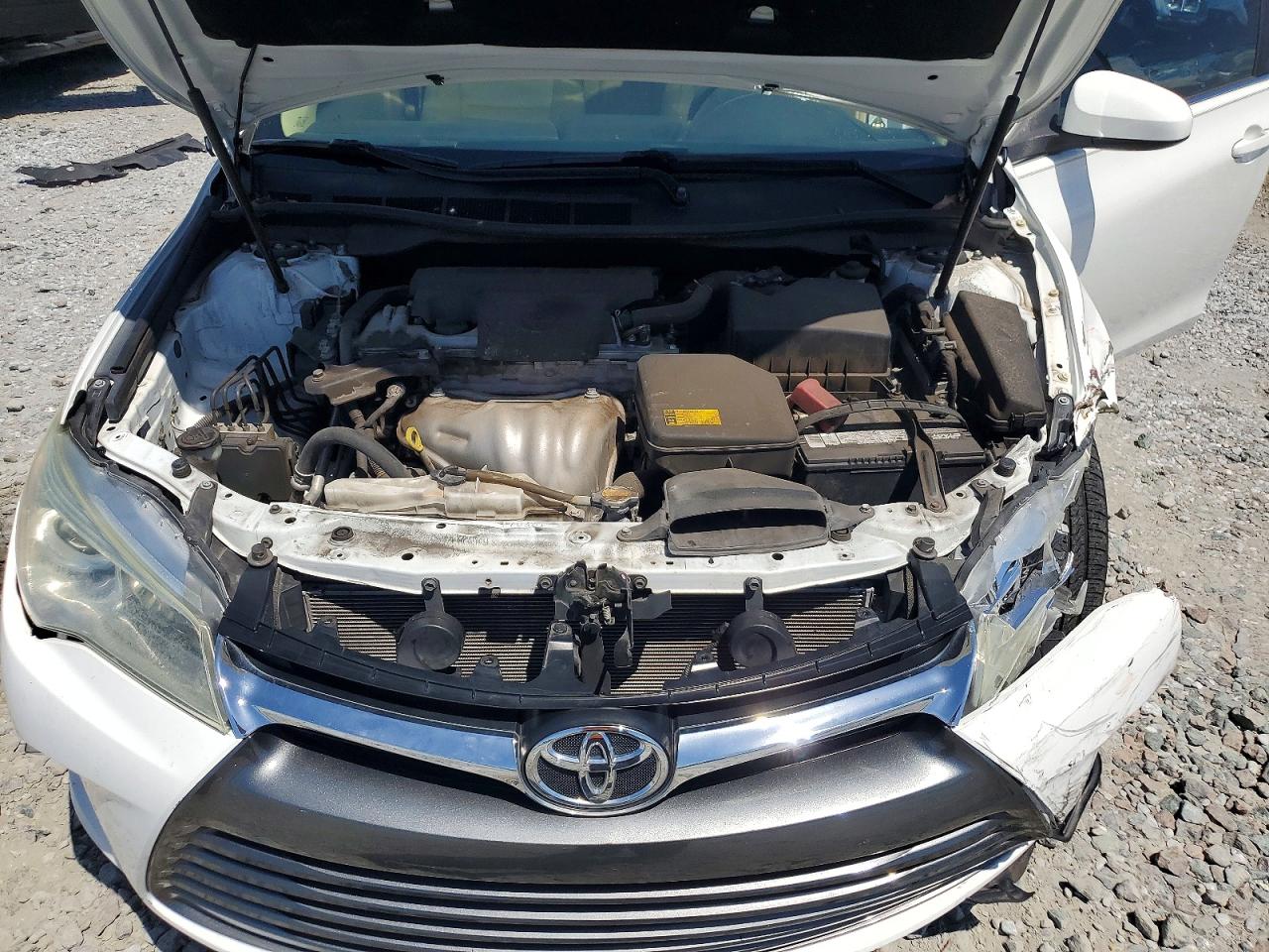 2015 Toyota Camry Le White vin: 4T1BF1FK2FU895378