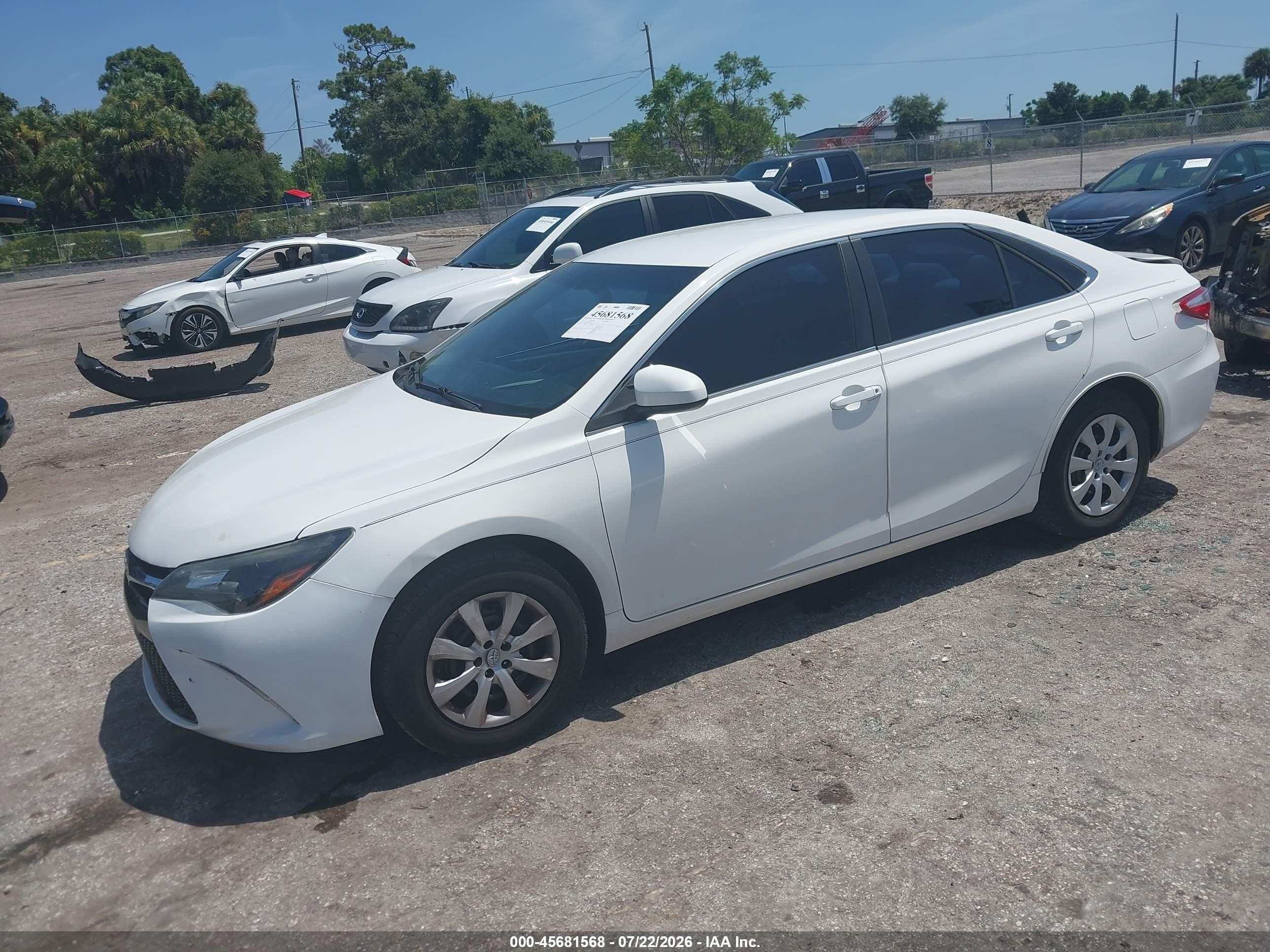 2015 Toyota Camry Le White vin: 4T1BF1FK2FU938696