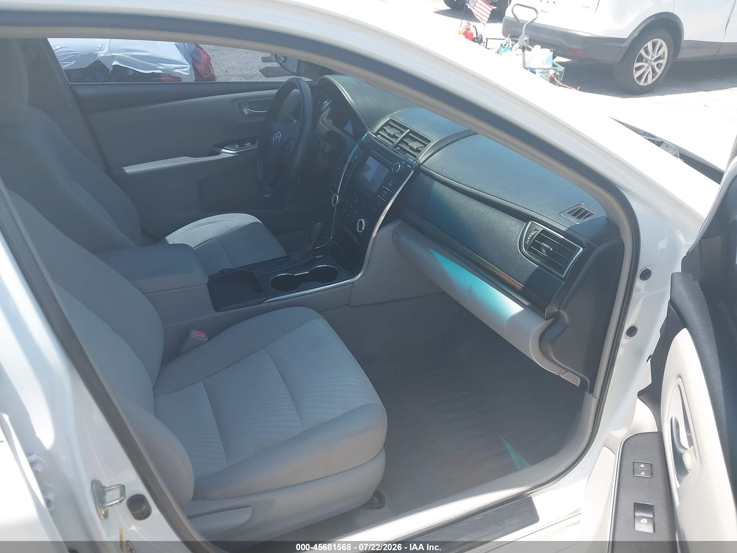 2015 Toyota Camry Le White vin: 4T1BF1FK2FU938696