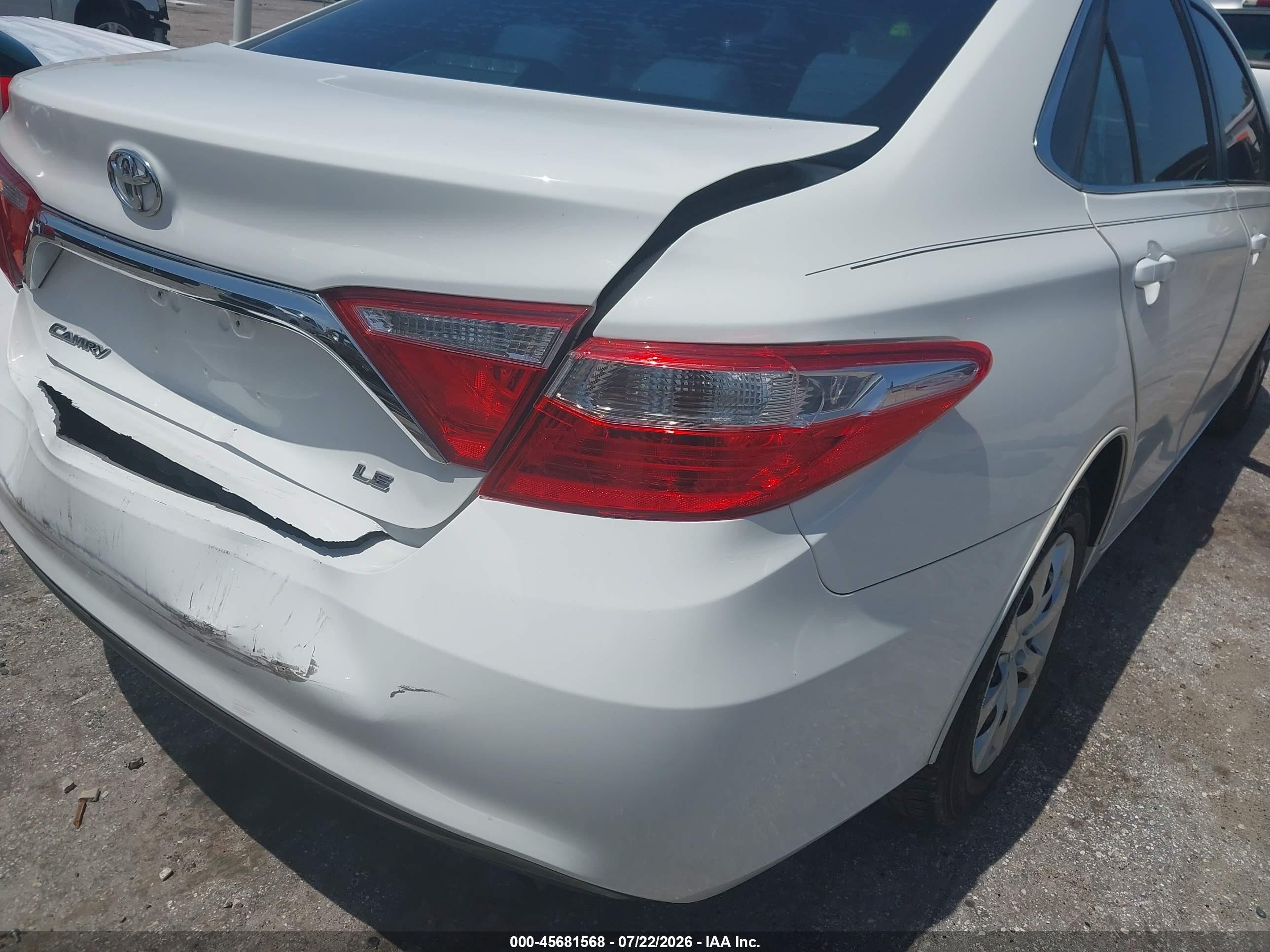 2015 Toyota Camry Le White vin: 4T1BF1FK2FU938696