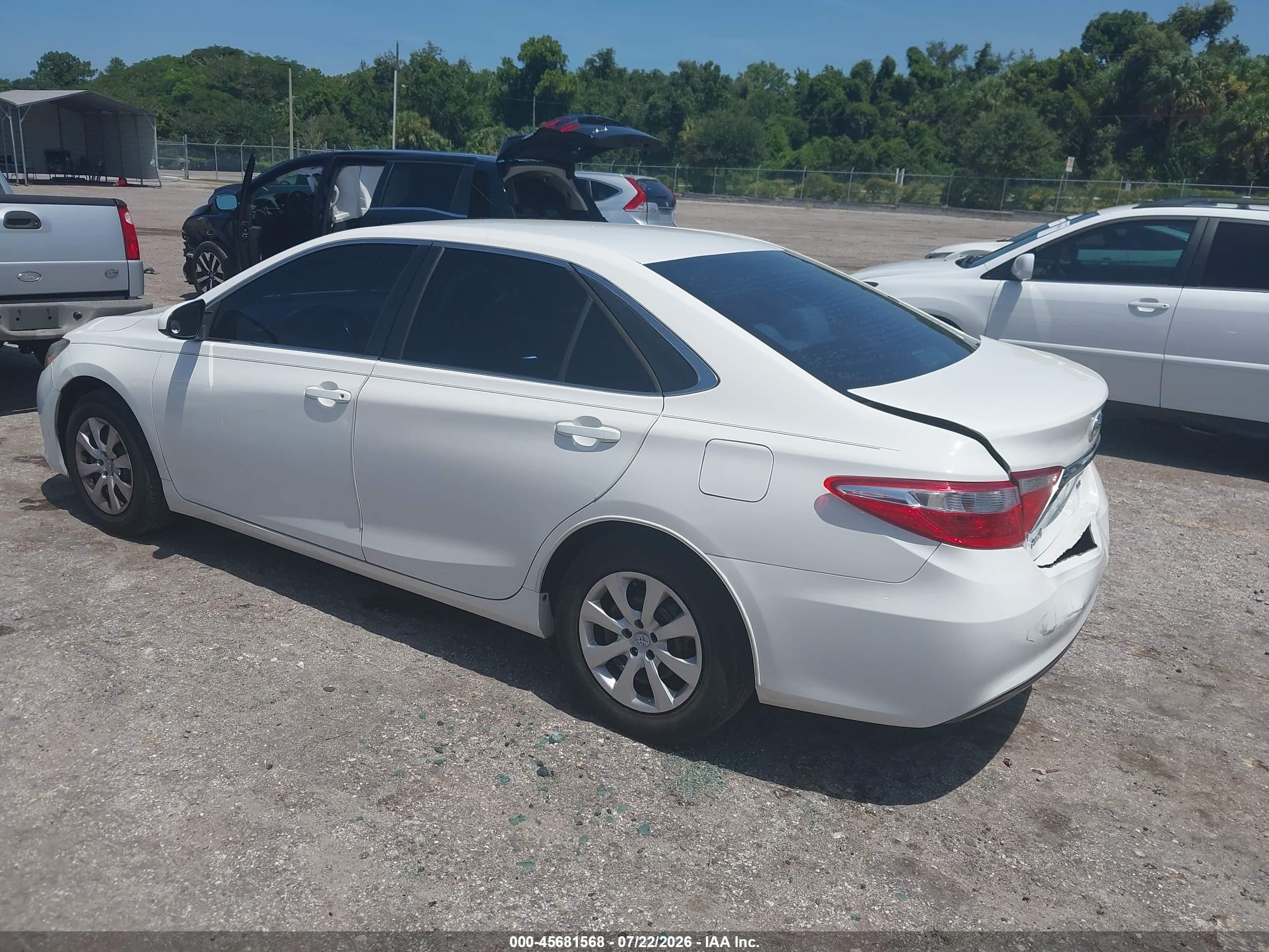 2015 Toyota Camry Le White vin: 4T1BF1FK2FU938696