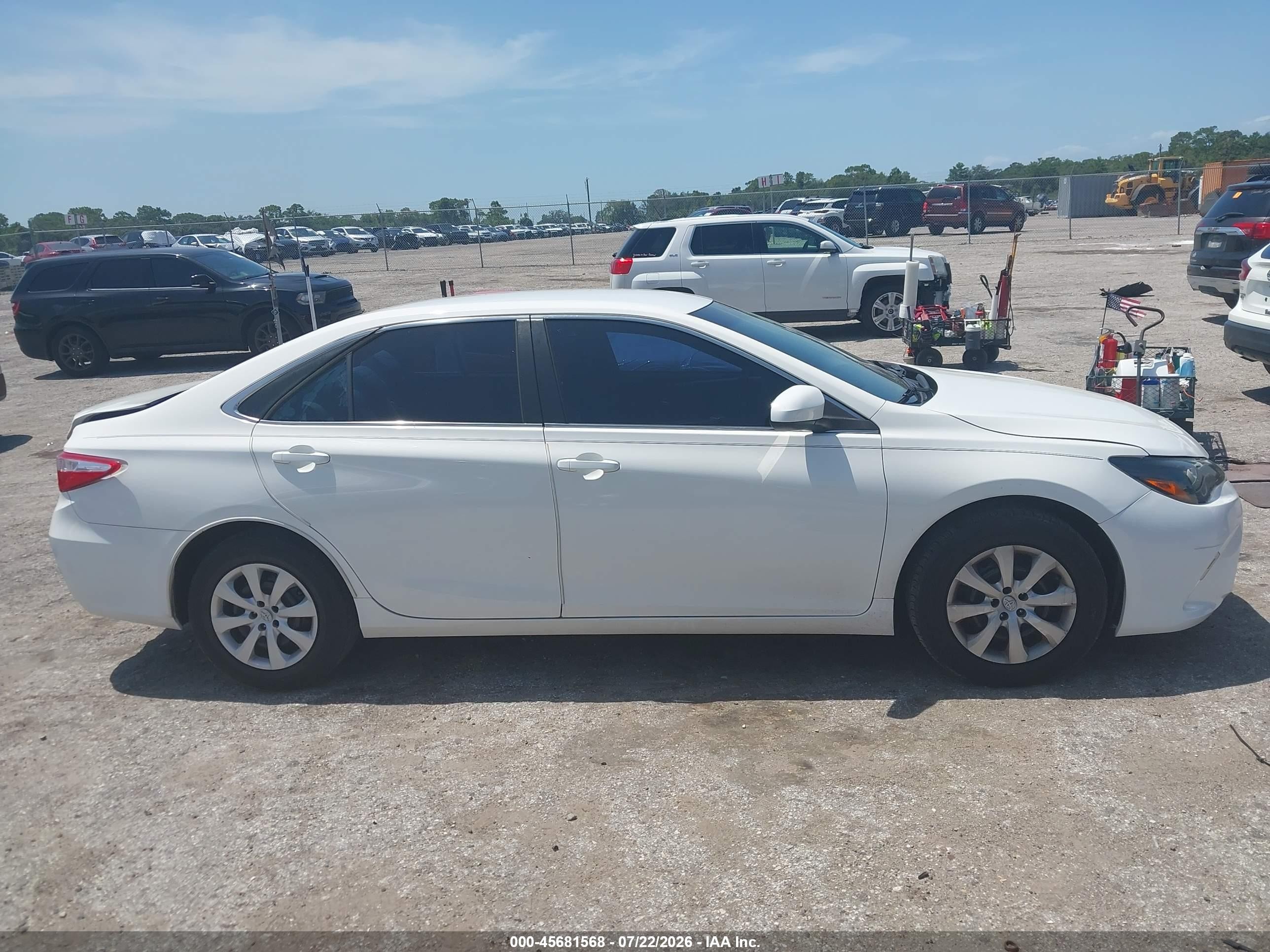 2015 Toyota Camry Le White vin: 4T1BF1FK2FU938696