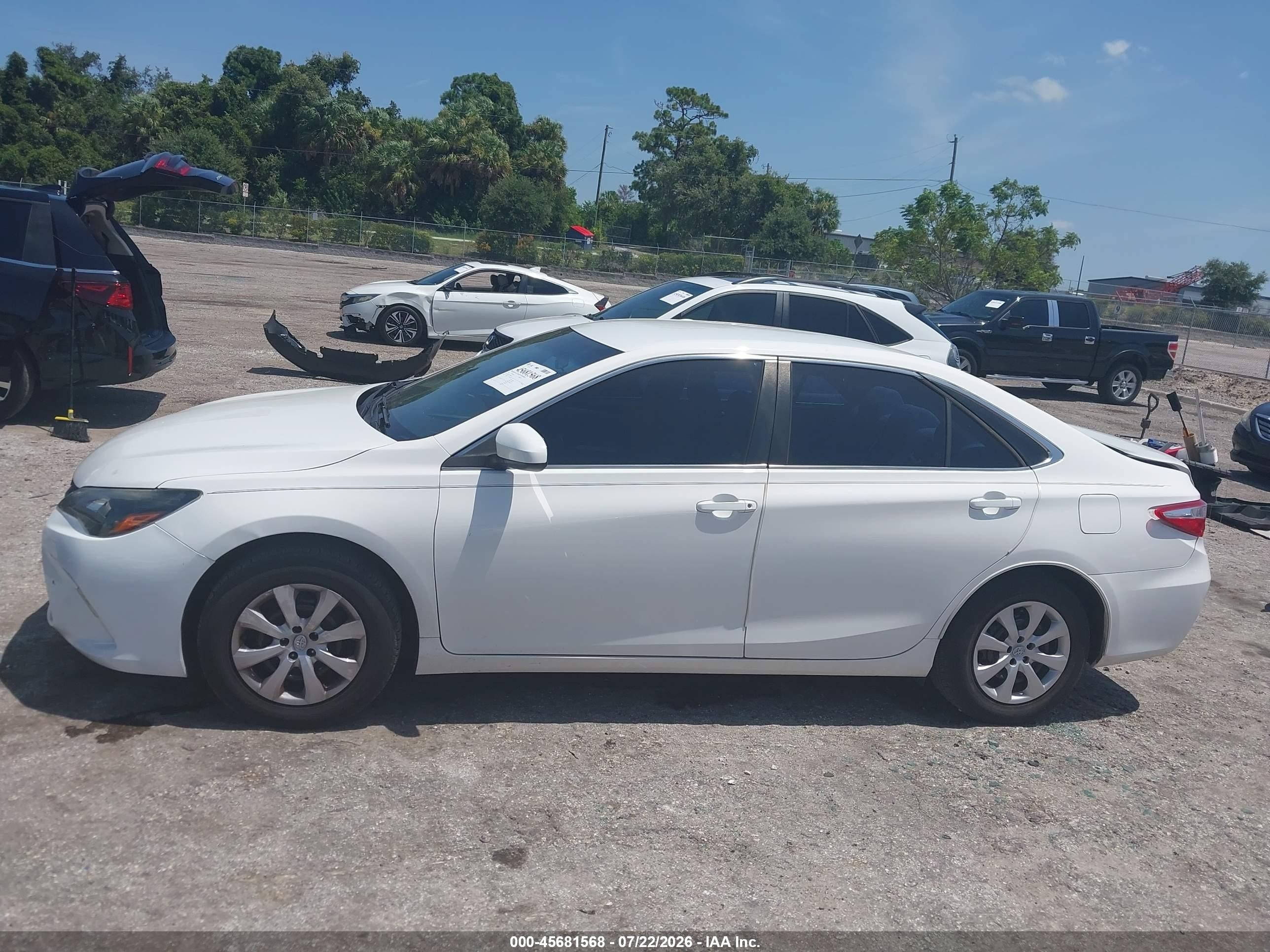 2015 Toyota Camry Le White vin: 4T1BF1FK2FU938696