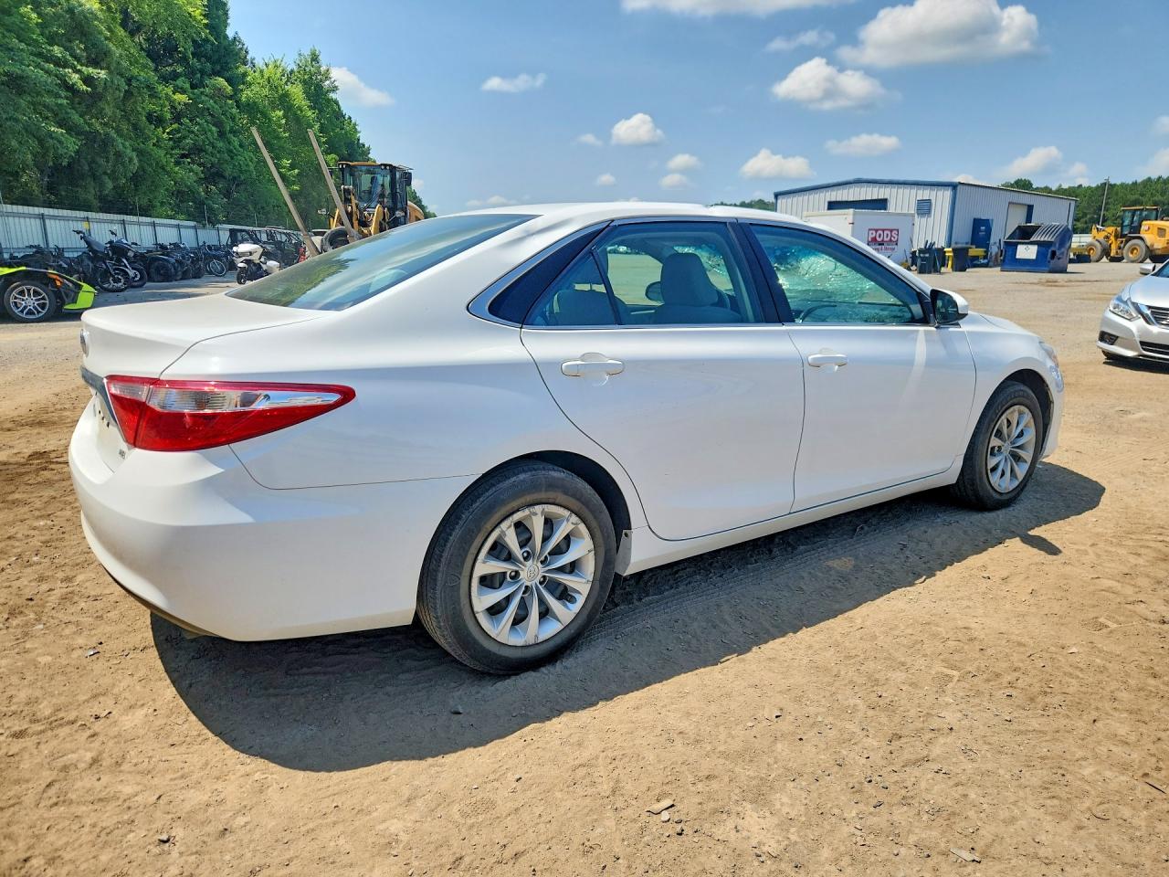 2017 Toyota Camry Le White vin: 4T1BF1FK2HU751378