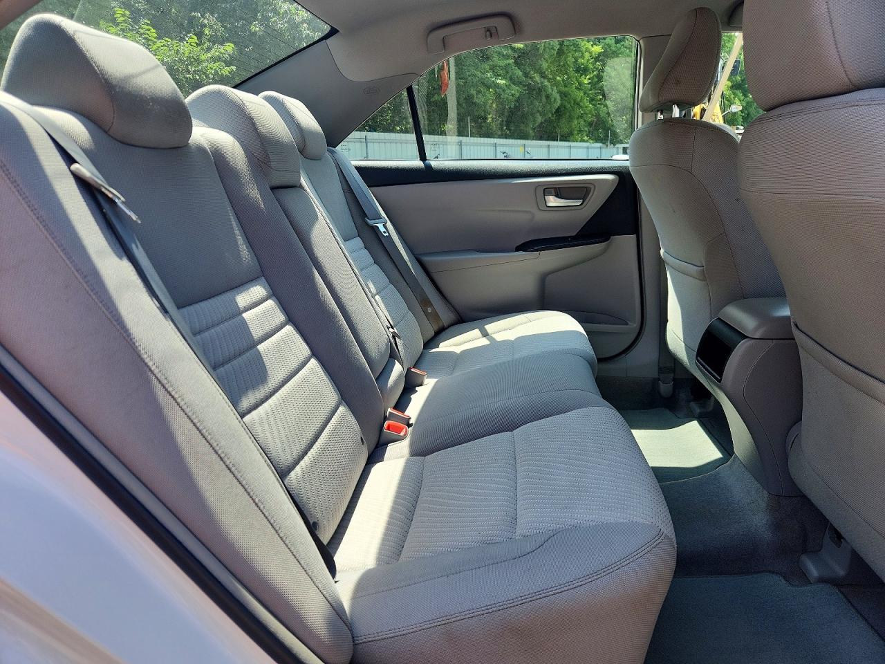 2017 Toyota Camry Le White vin: 4T1BF1FK2HU751378