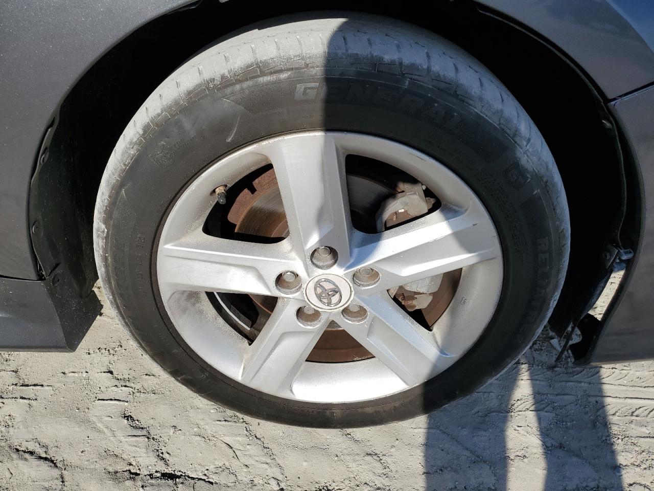 2012 Toyota Camry Se Gray vin: 4T1BF1FK3CU165068 Damage: Right Front Wheel, Curb Rash, > 12 Inches