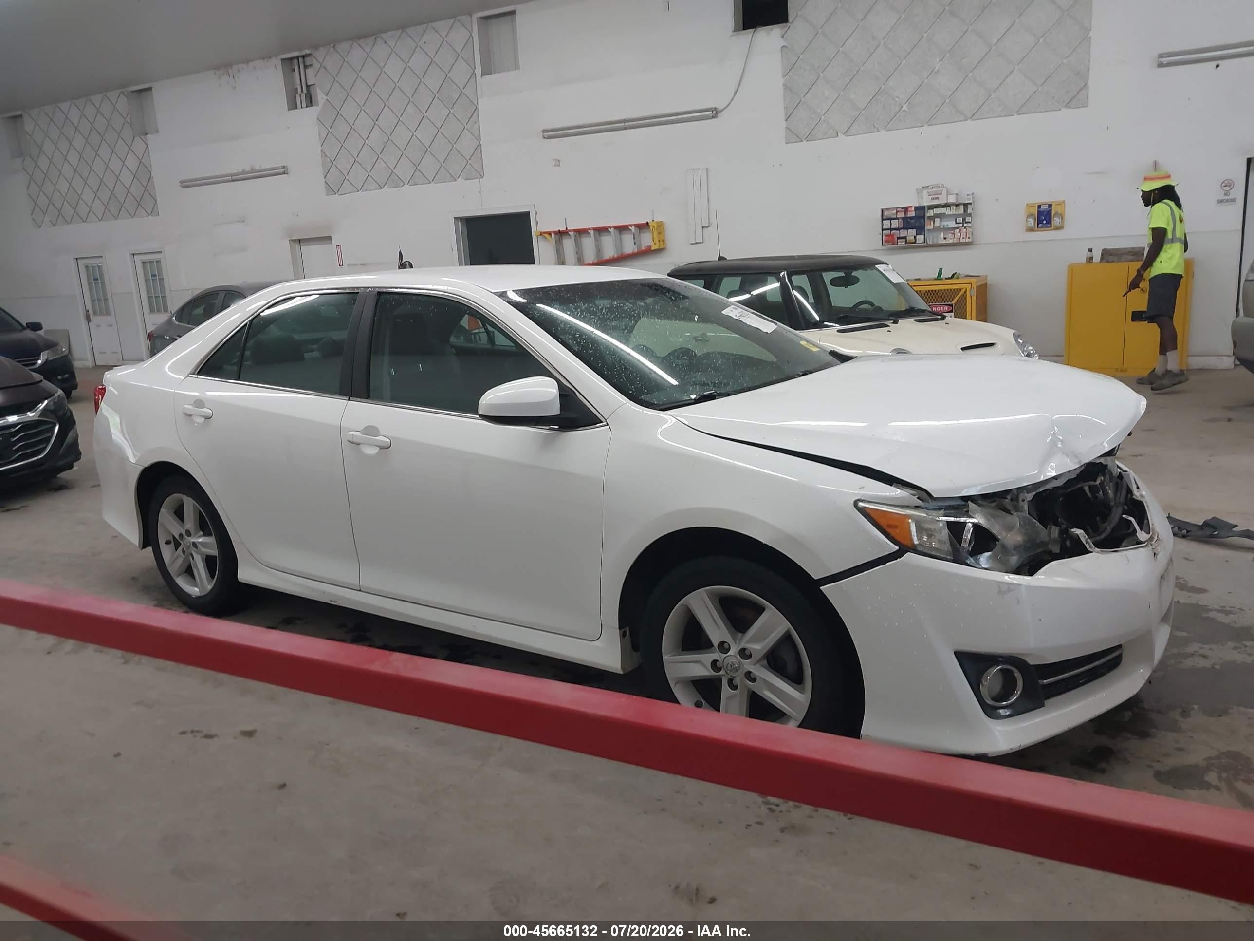 2014 Toyota Camry Se White vin: 4T1BF1FK3EU440134