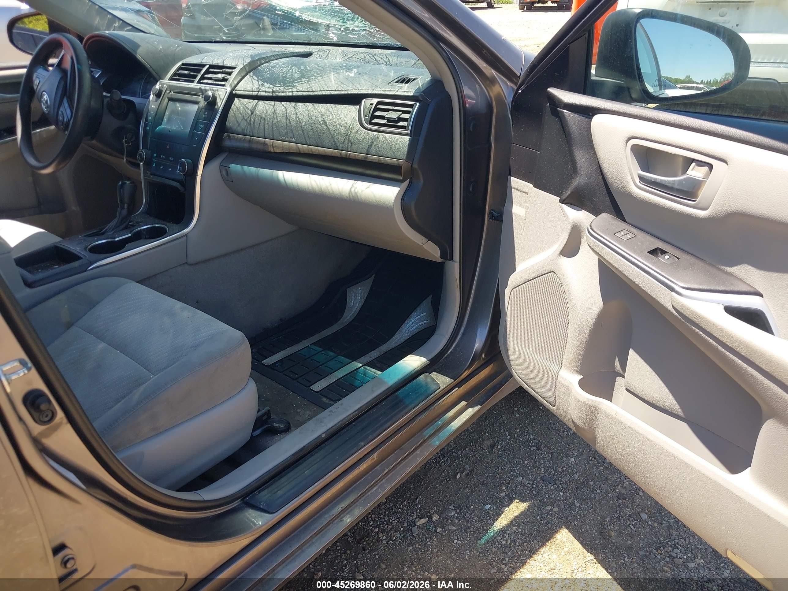2015 Toyota Camry Le Cream vin: 4T1BF1FK3FU095365