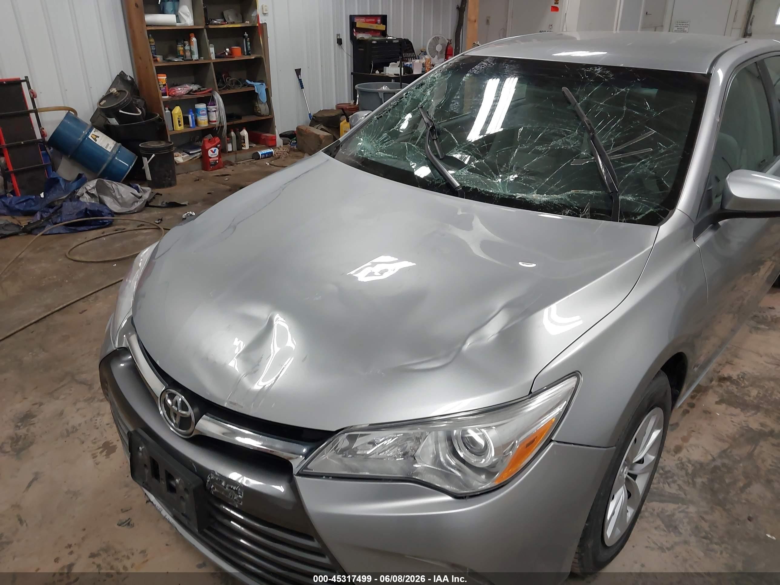 2015 Toyota Camry Le Серебряный vin: 4T1BF1FK3FU932115