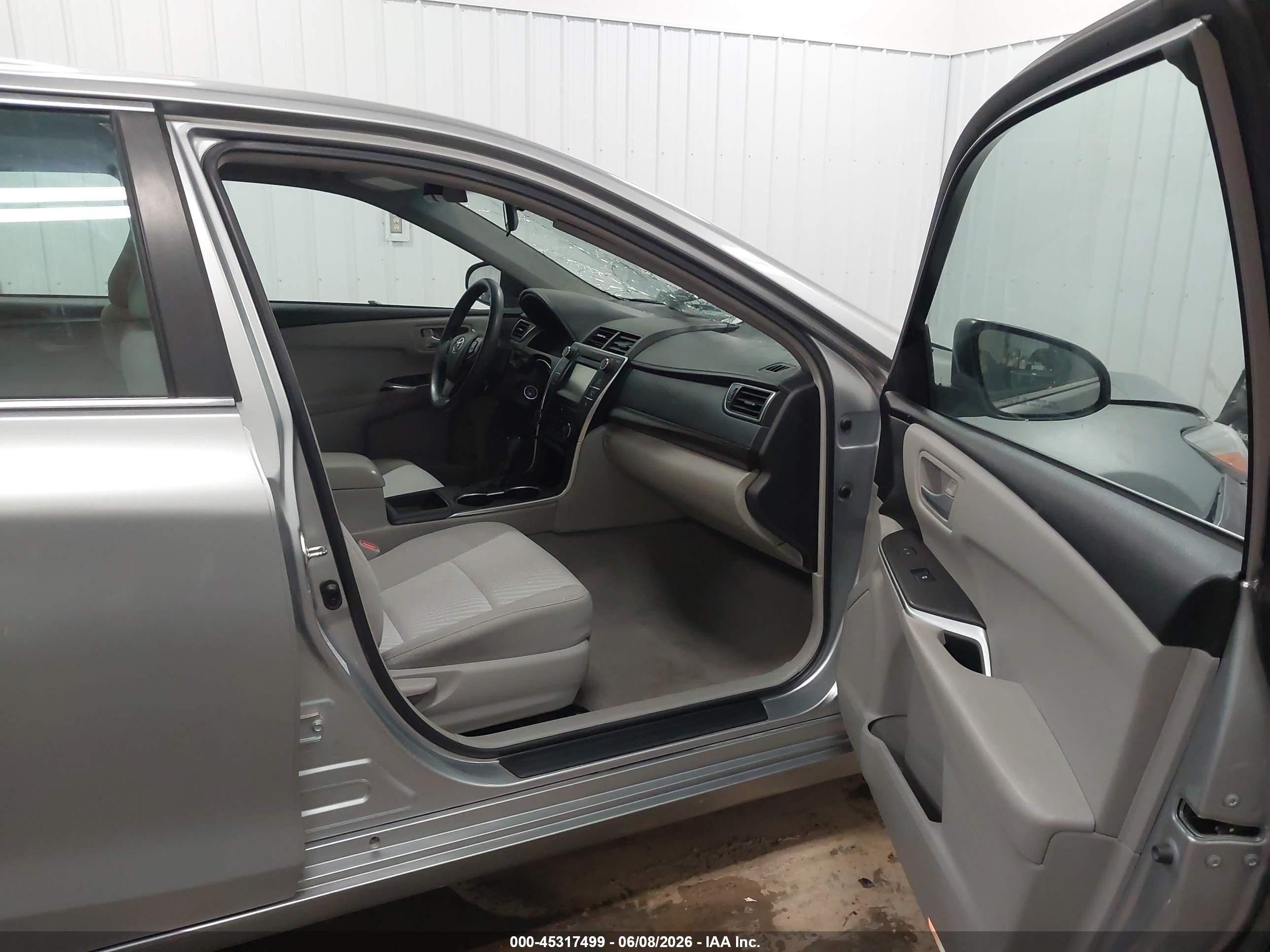 2015 Toyota Camry Le Серебряный vin: 4T1BF1FK3FU932115