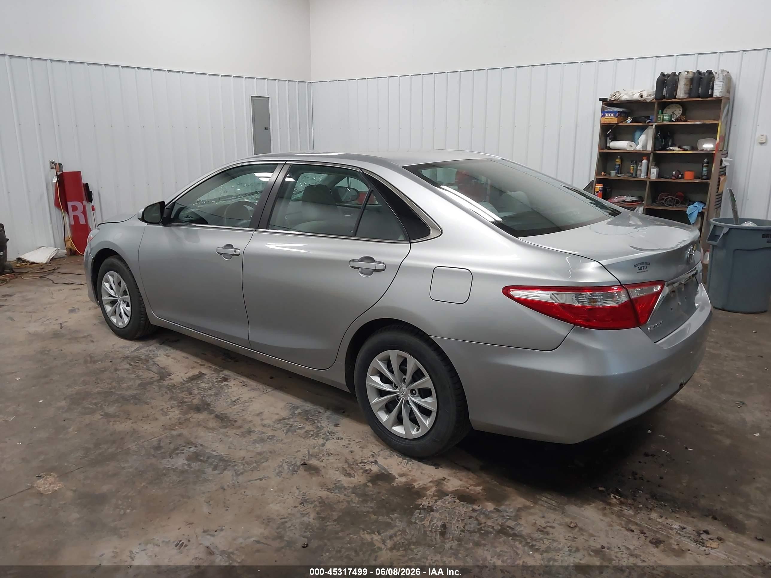 2015 Toyota Camry Le Серебряный vin: 4T1BF1FK3FU932115