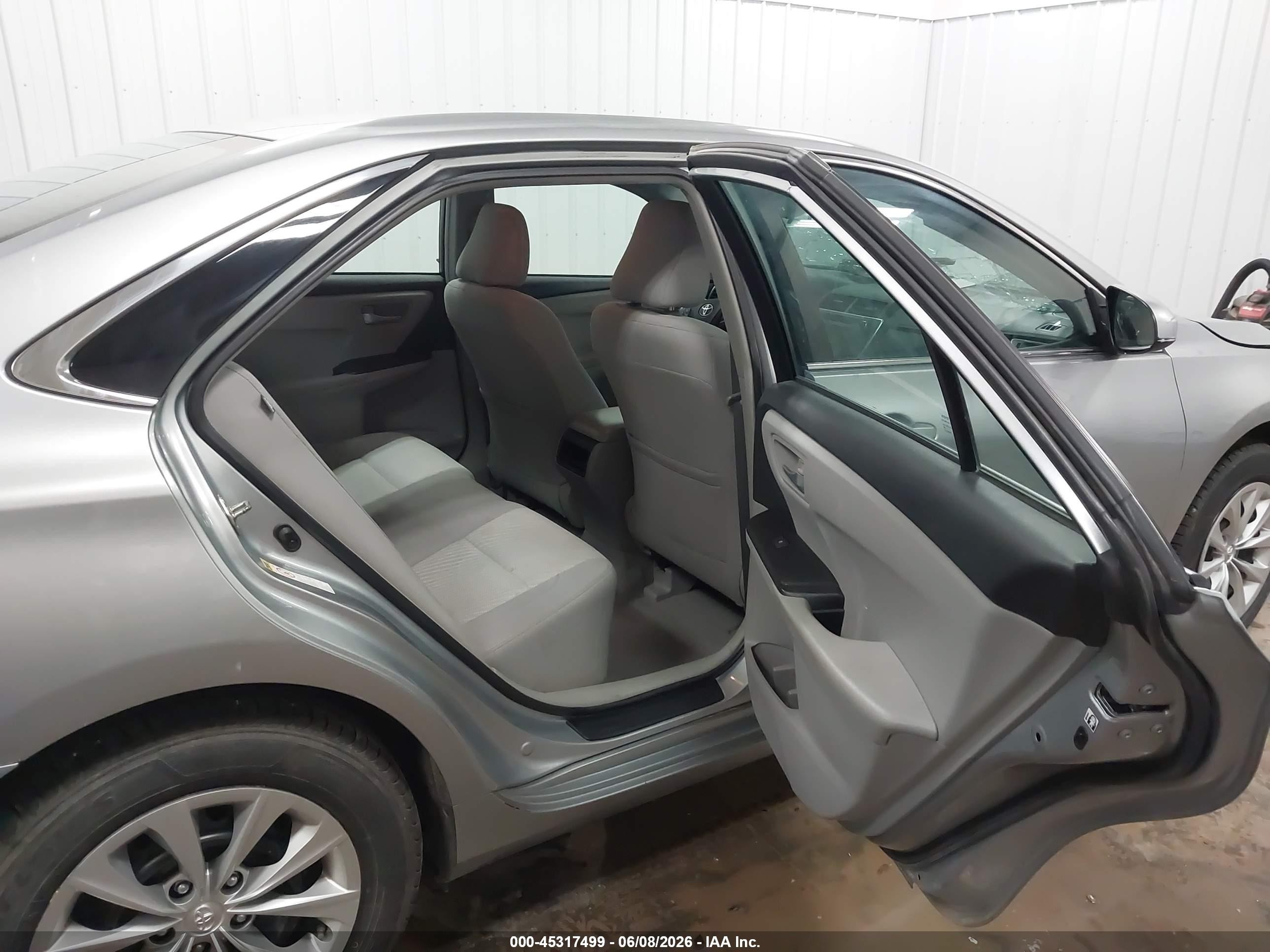 2015 Toyota Camry Le Серебряный vin: 4T1BF1FK3FU932115