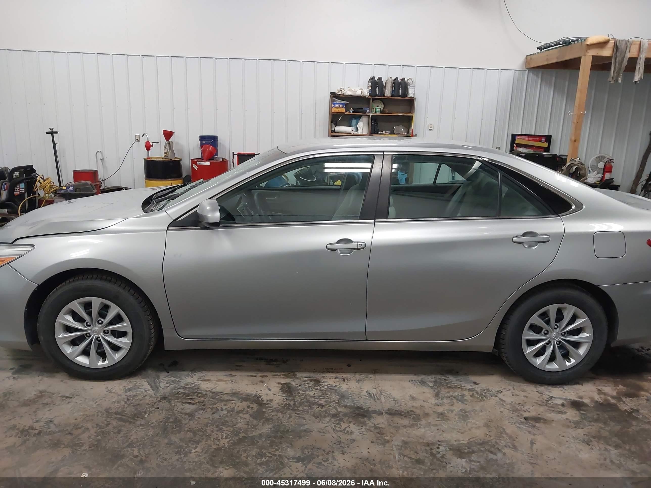2015 Toyota Camry Le Серебряный vin: 4T1BF1FK3FU932115