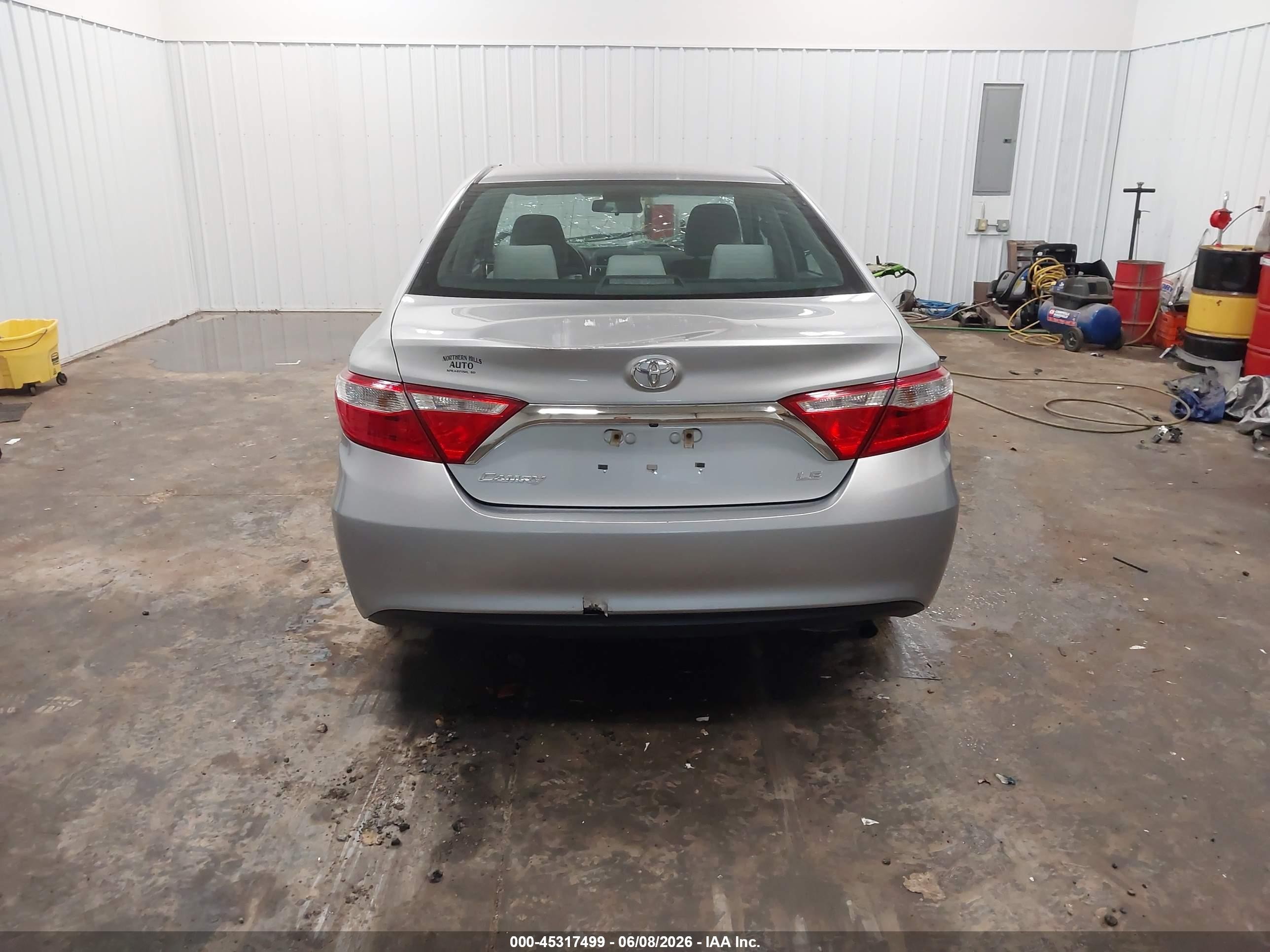 2015 Toyota Camry Le Серебряный vin: 4T1BF1FK3FU932115