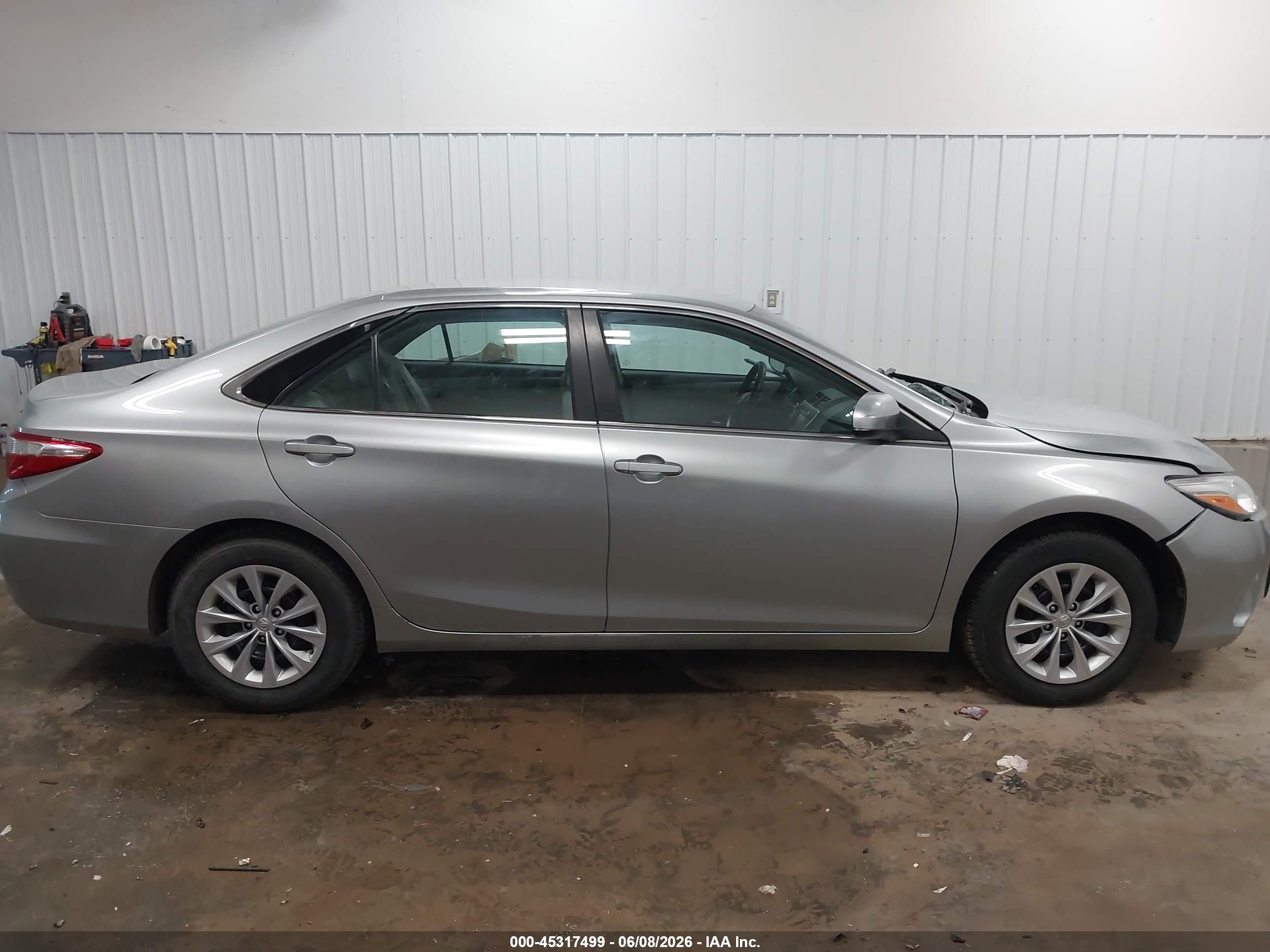 2015 Toyota Camry Le Серебряный vin: 4T1BF1FK3FU932115