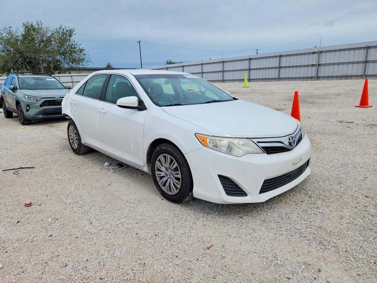 2013 Toyota Camry Le White vin: 4T1BF1FK4DU233198