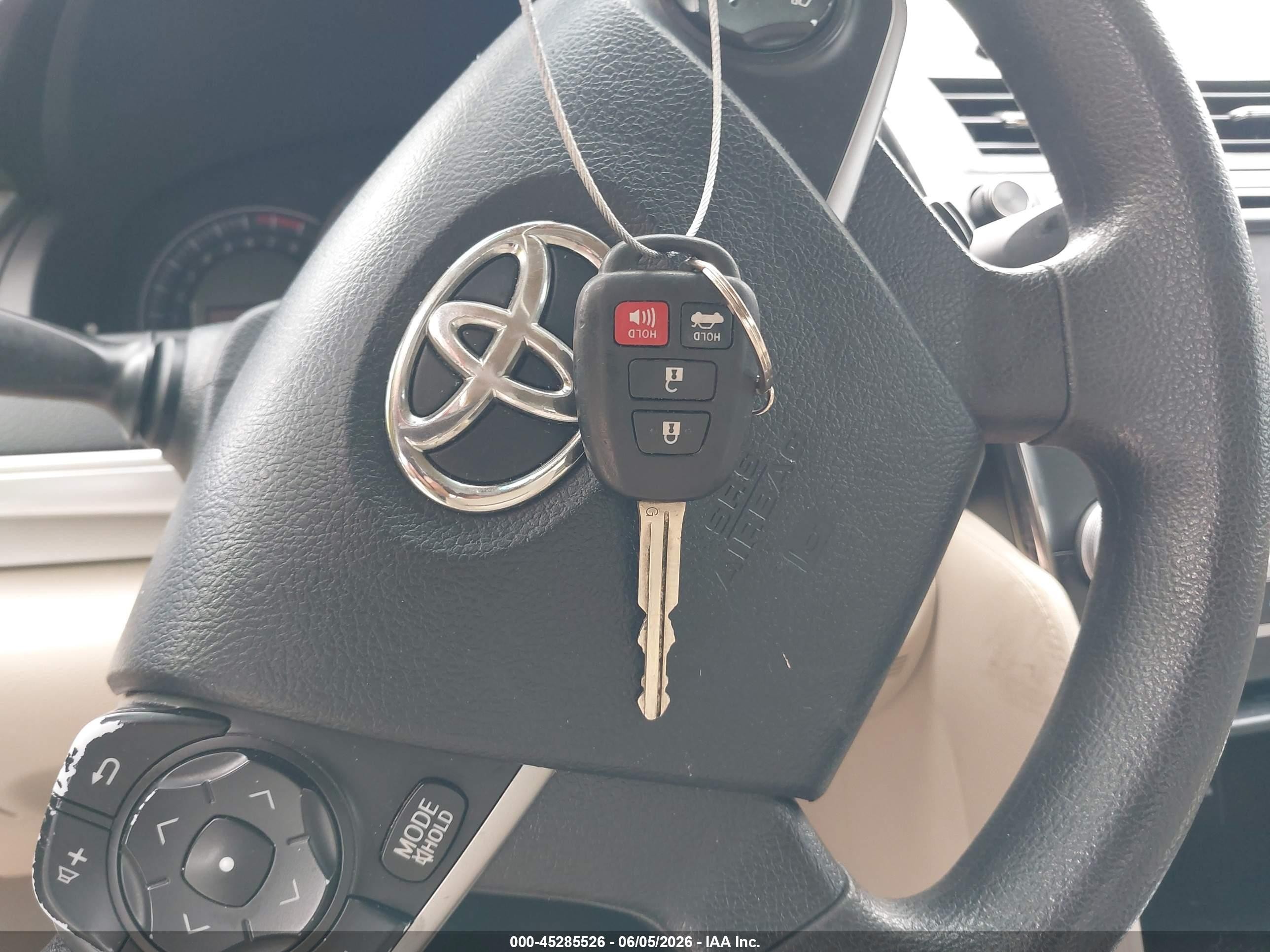 2014 Toyota Camry Le White vin: 4T1BF1FK4EU316695