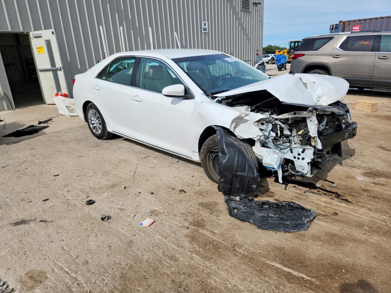 2014 Toyota Camry Le White vin: 4T1BF1FK4EU407661