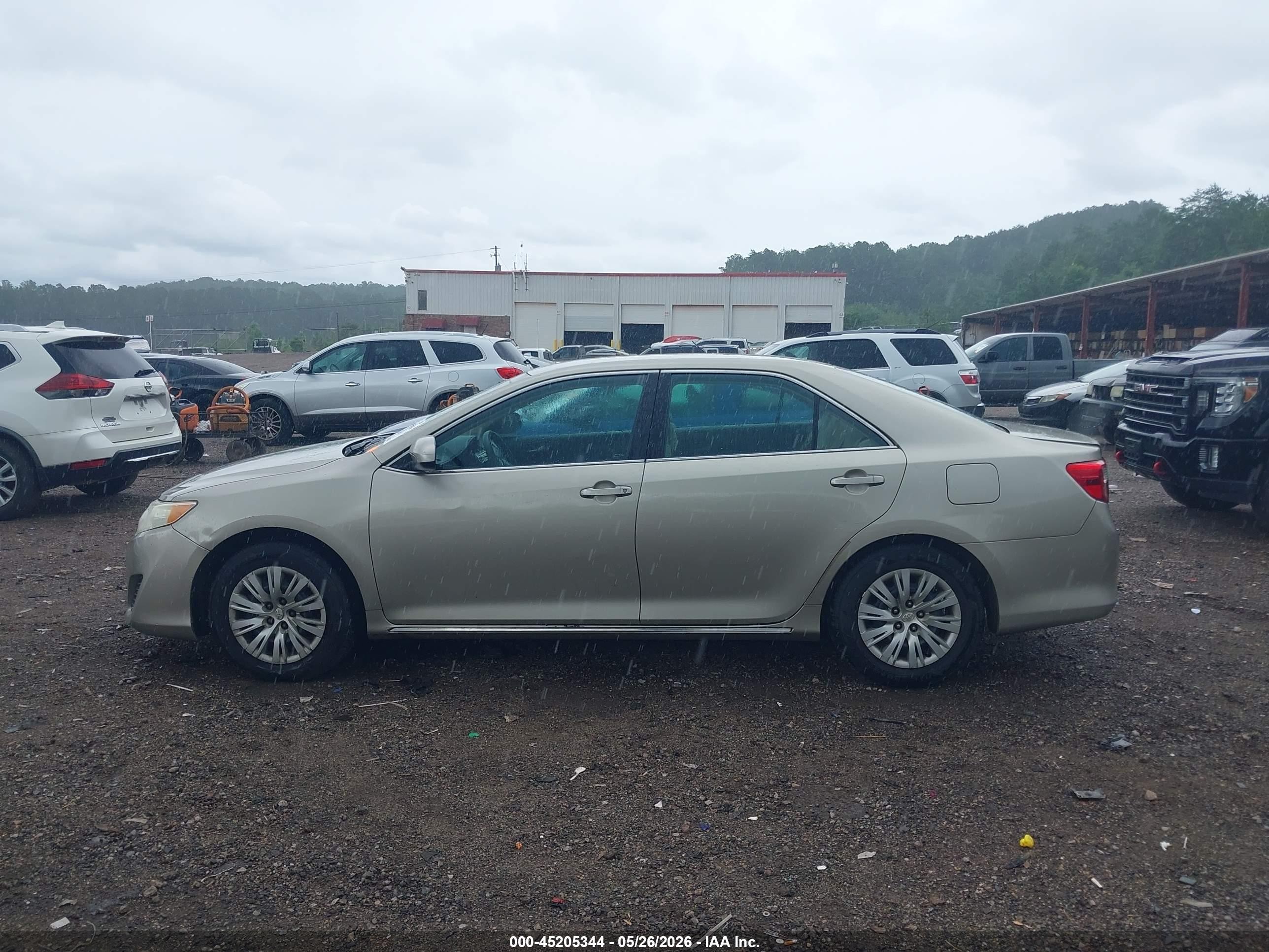 2014 Toyota Camry Le Gold vin: 4T1BF1FK4EU470243