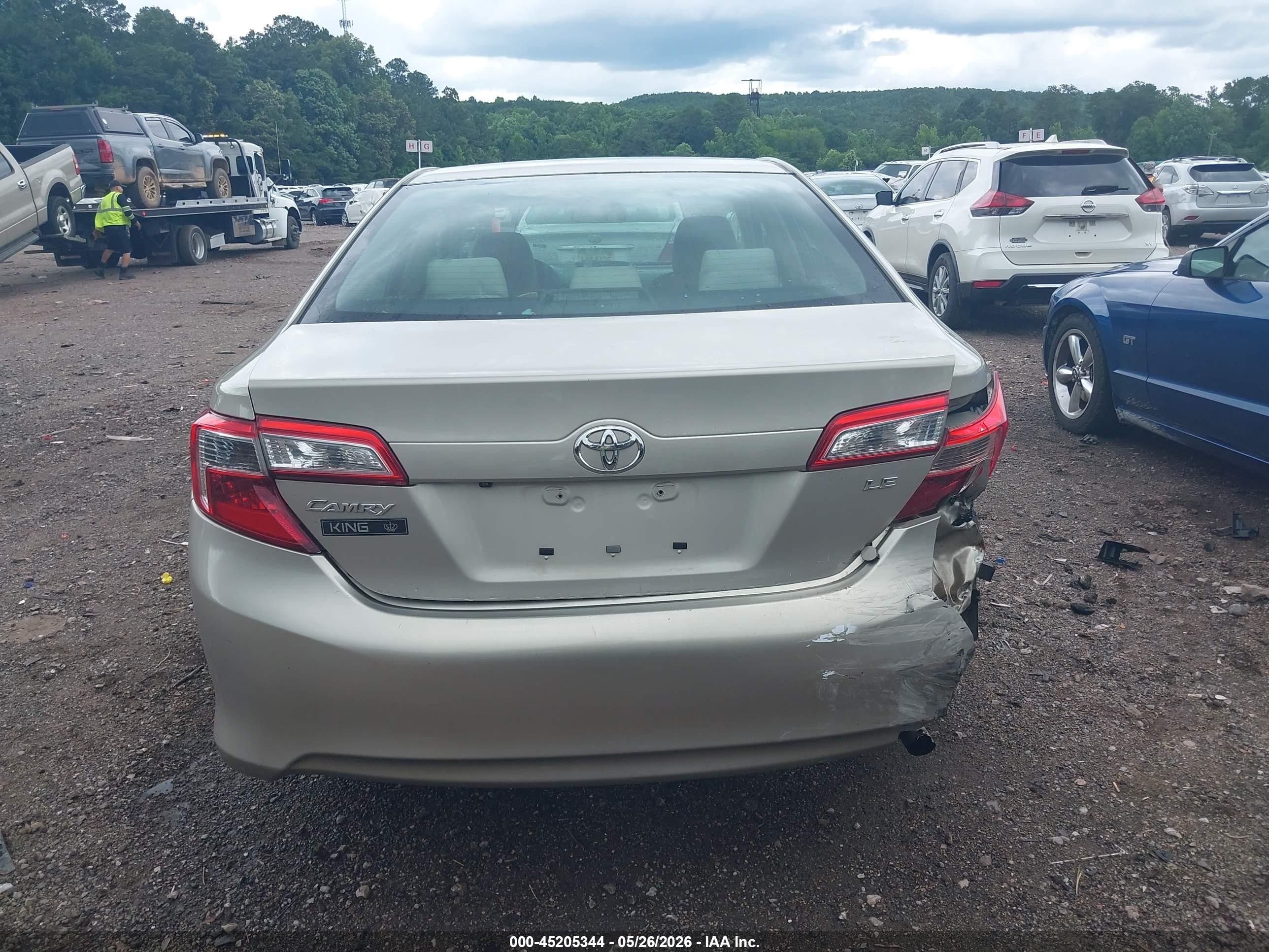 2014 Toyota Camry Le Gold vin: 4T1BF1FK4EU470243