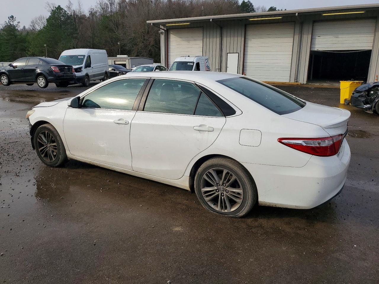 2015 Toyota Camry Le White vin: 4T1BF1FK4FU892109