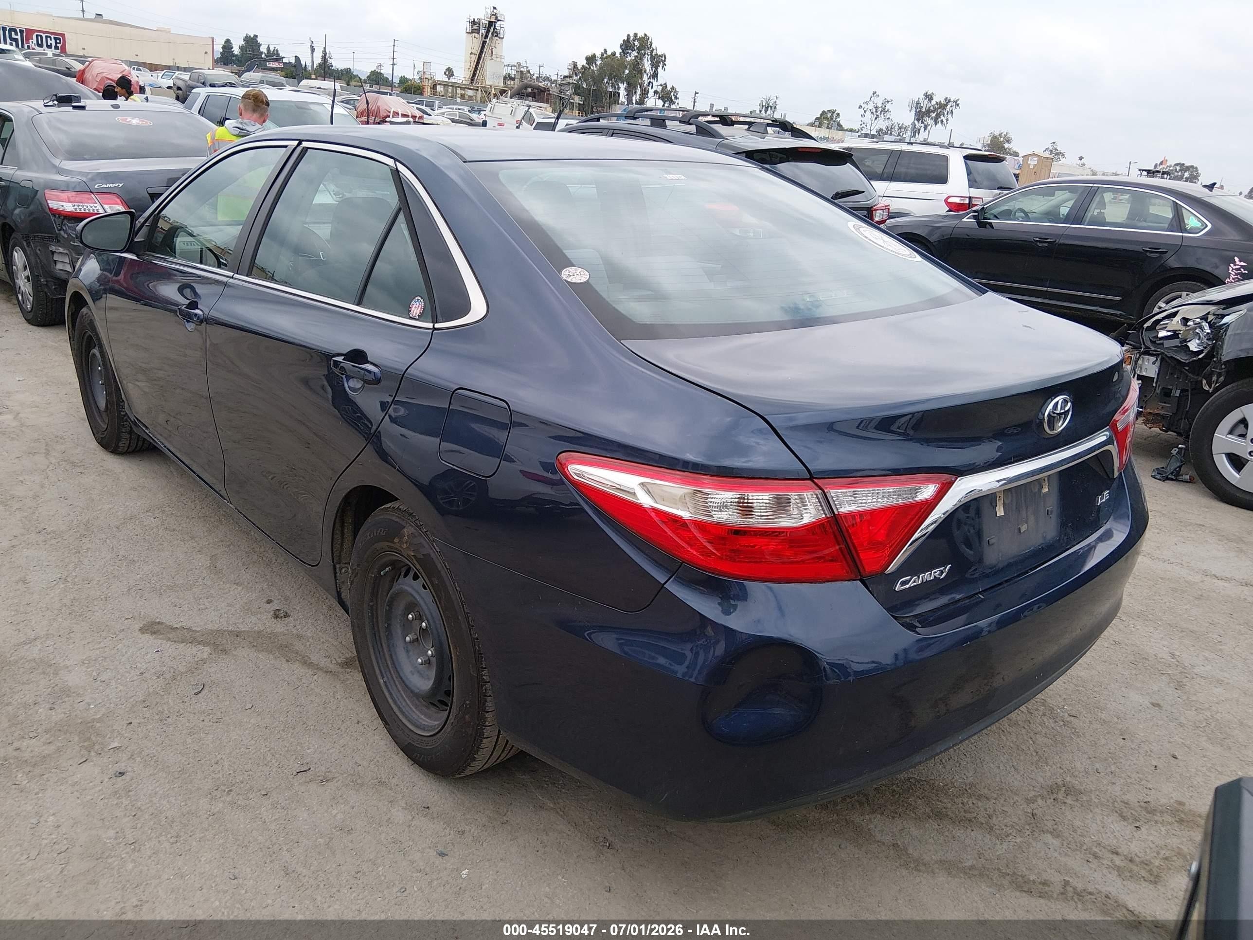 2015 Toyota Camry Le Dark Blue vin: 4T1BF1FK4FU916120