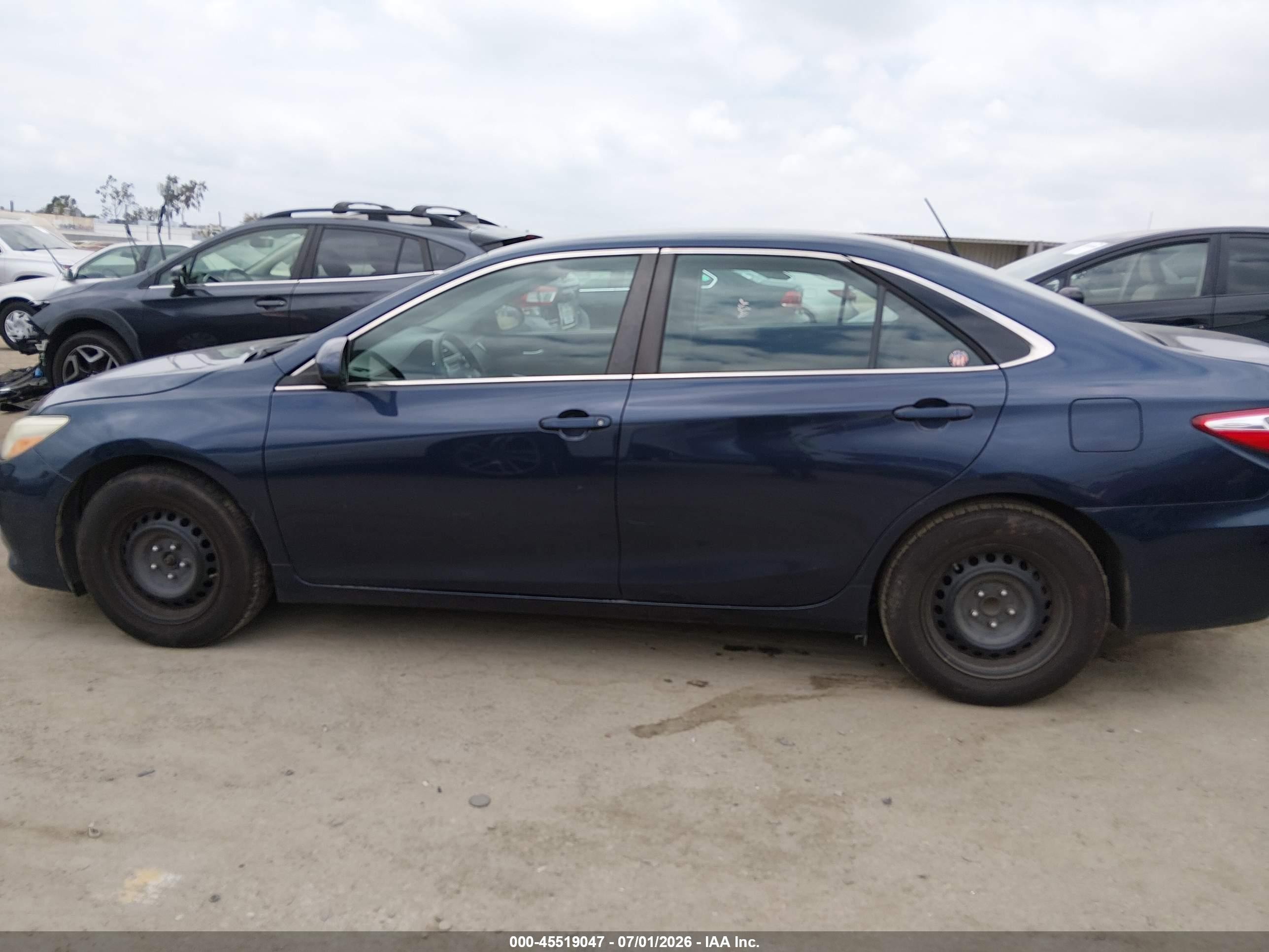 2015 Toyota Camry Le Dark Blue vin: 4T1BF1FK4FU916120