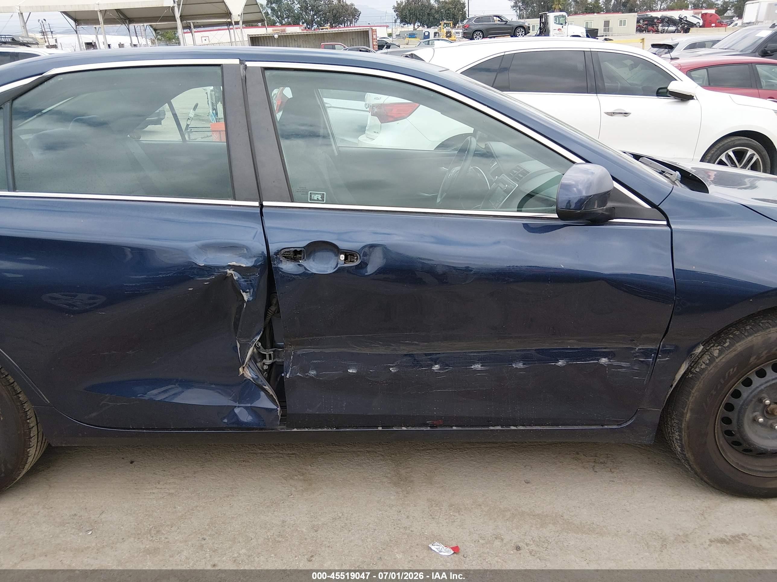2015 Toyota Camry Le Dark Blue vin: 4T1BF1FK4FU916120