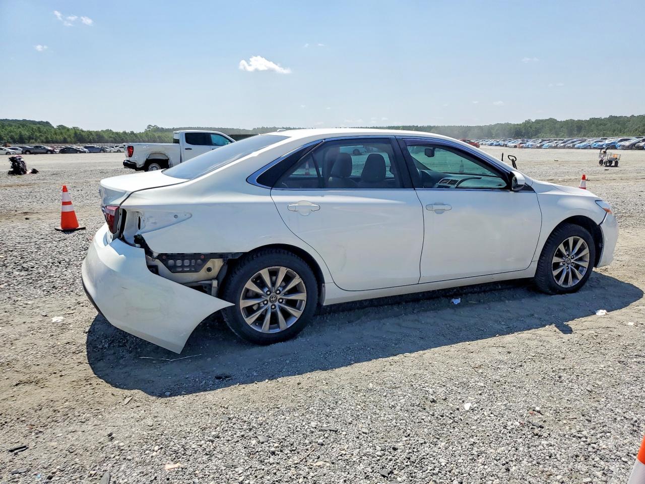 2015 Toyota Camry Xle White vin: 4T1BF1FK4FU927201
